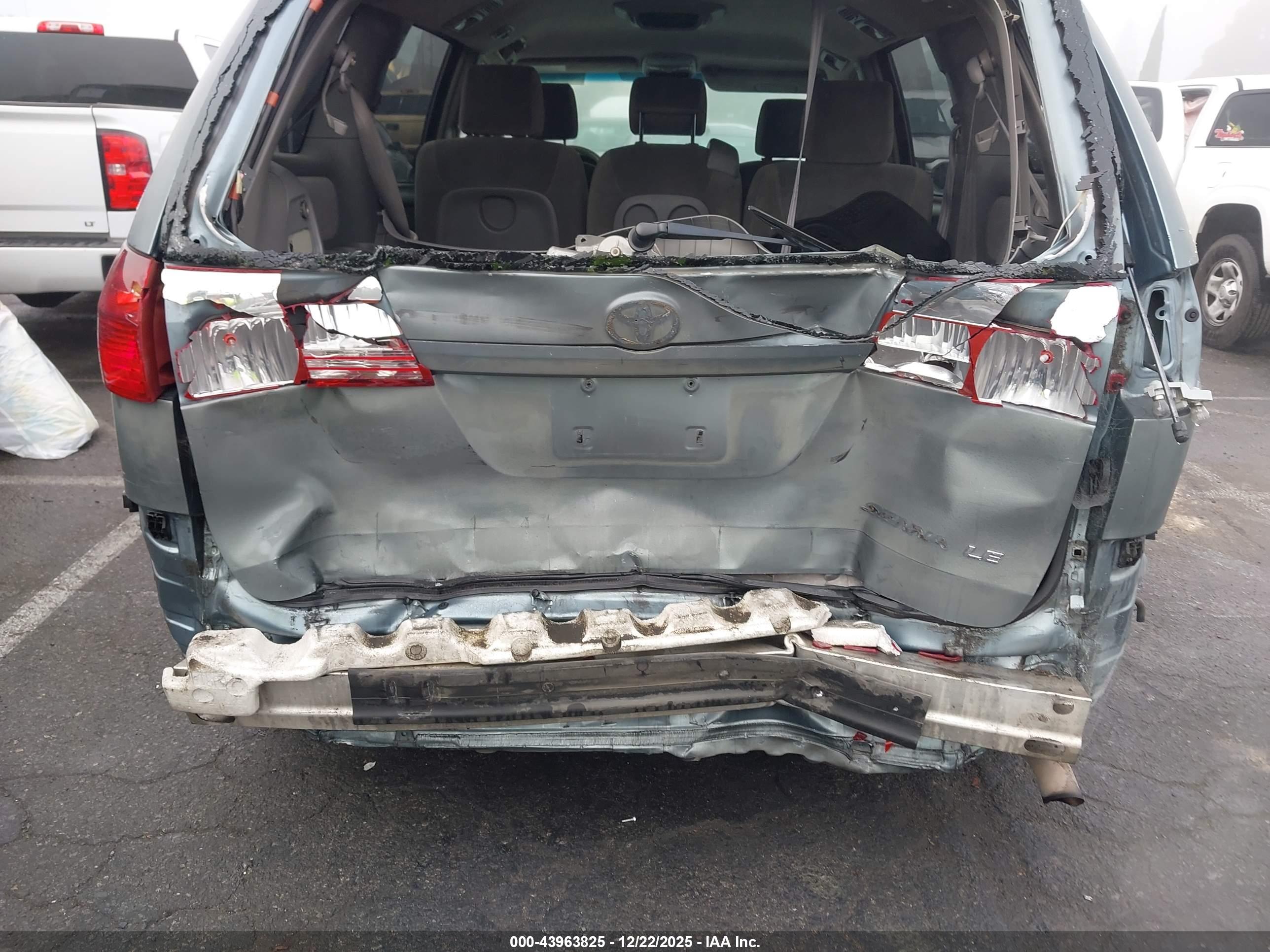 TOYOTA SIENNA image 6