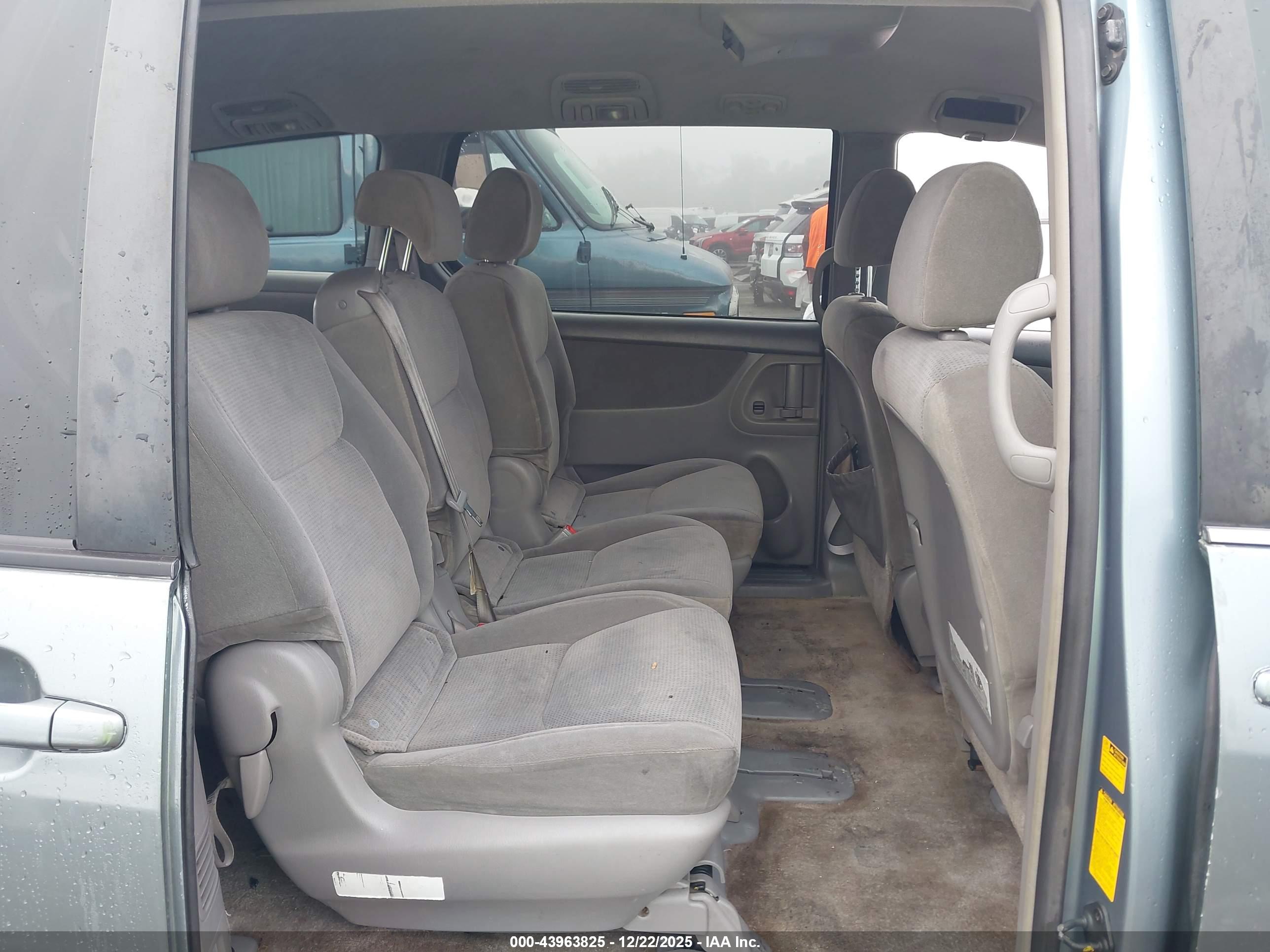 TOYOTA SIENNA image 8