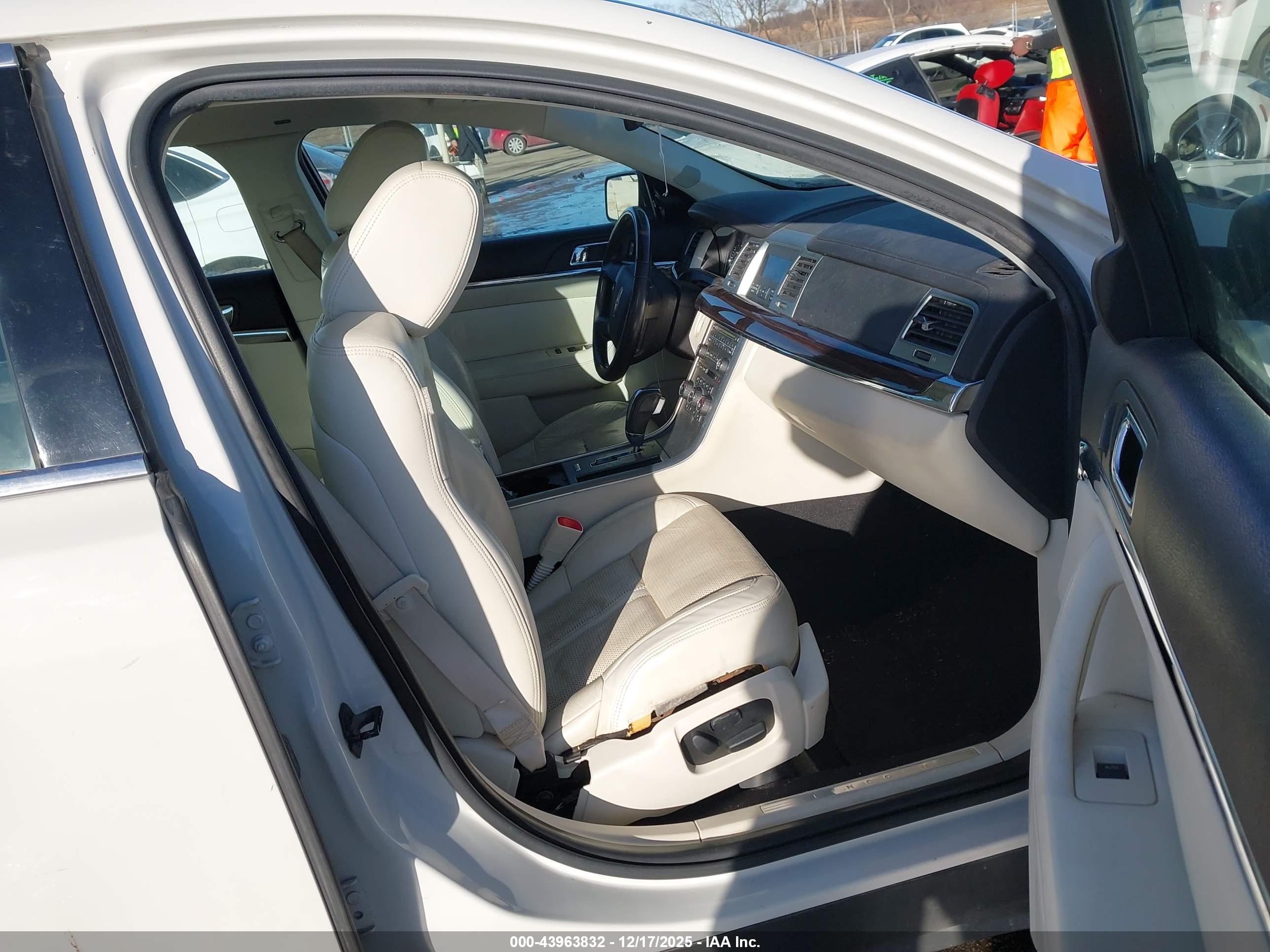 LINCOLN MKS image 5