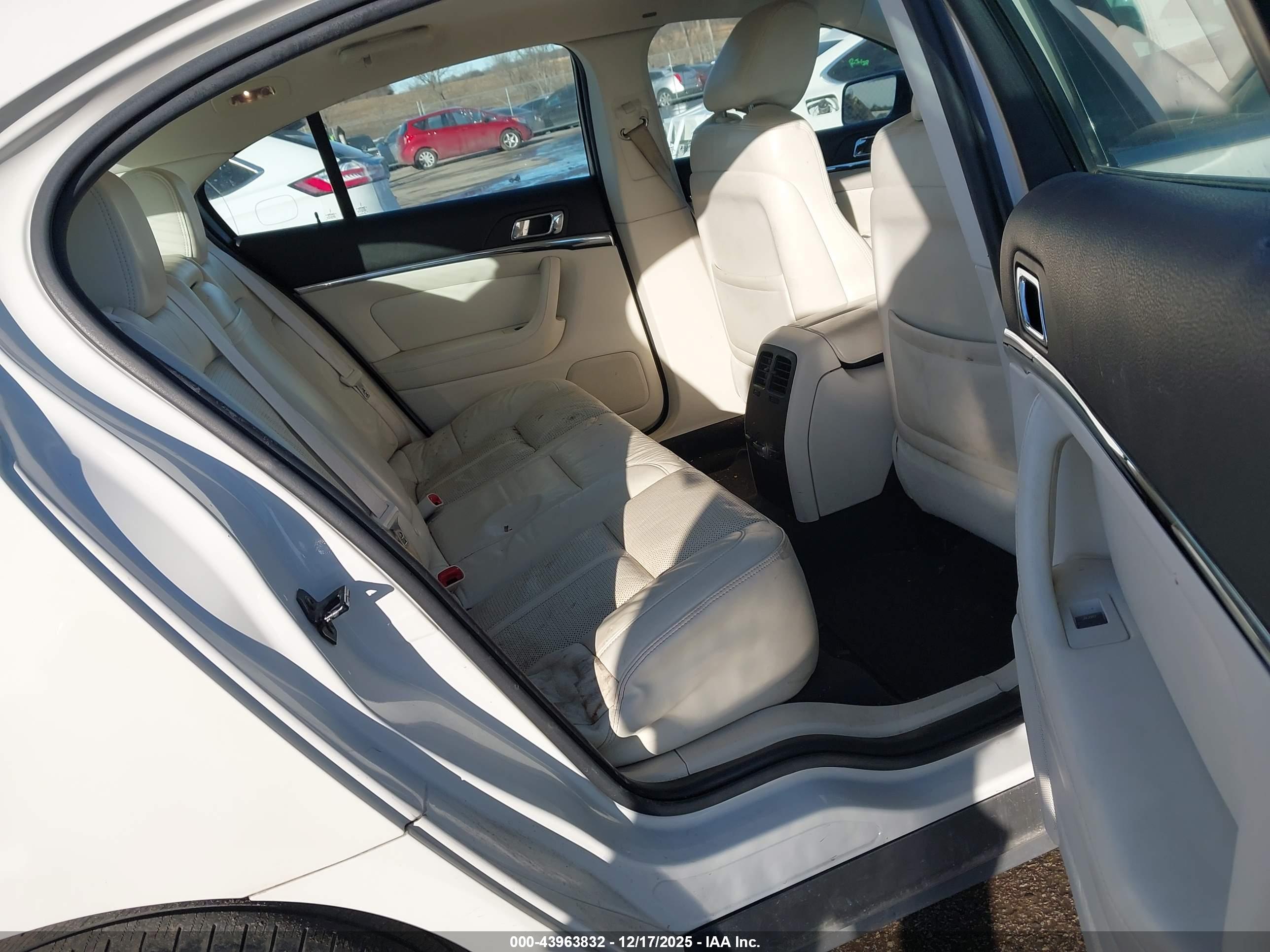 LINCOLN MKS image 8