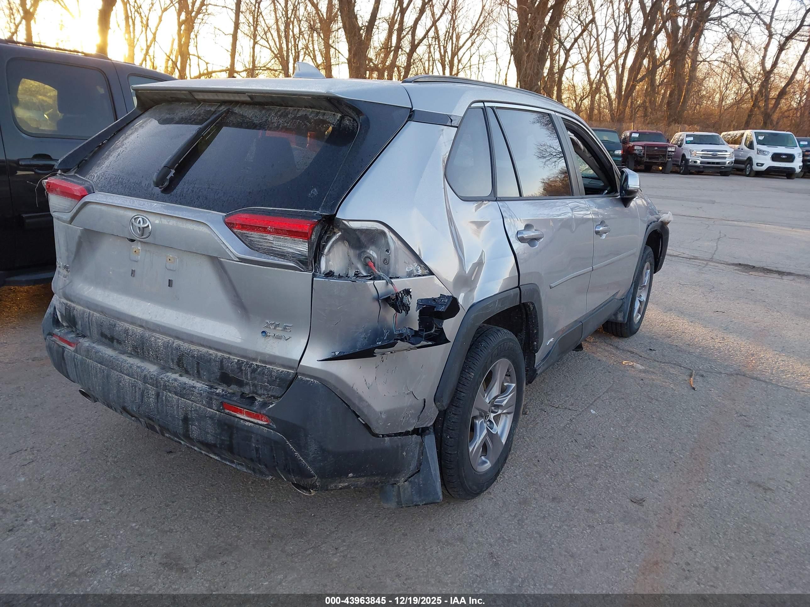 TOYOTA RAV4 image 4