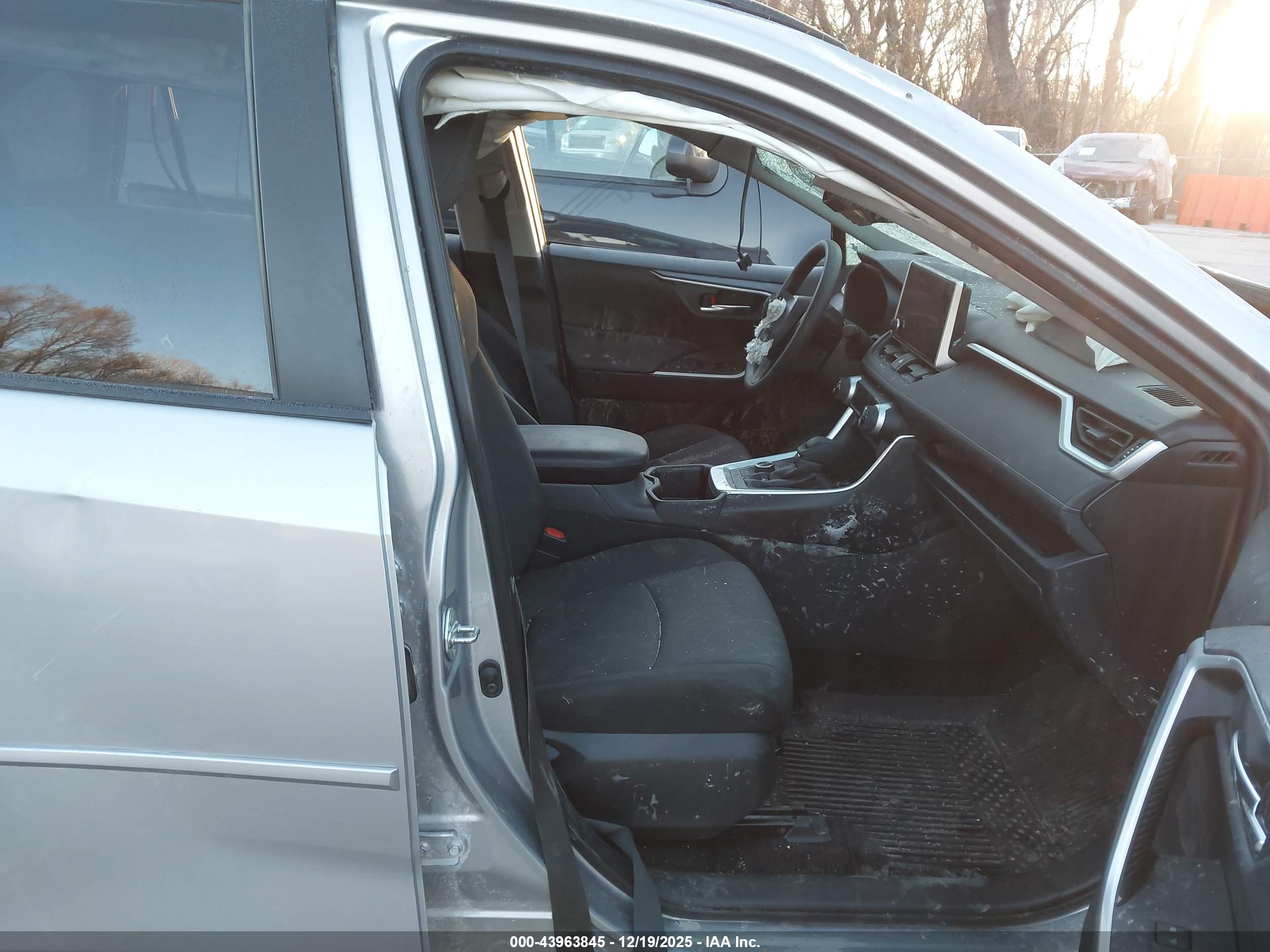 TOYOTA RAV4 image 5
