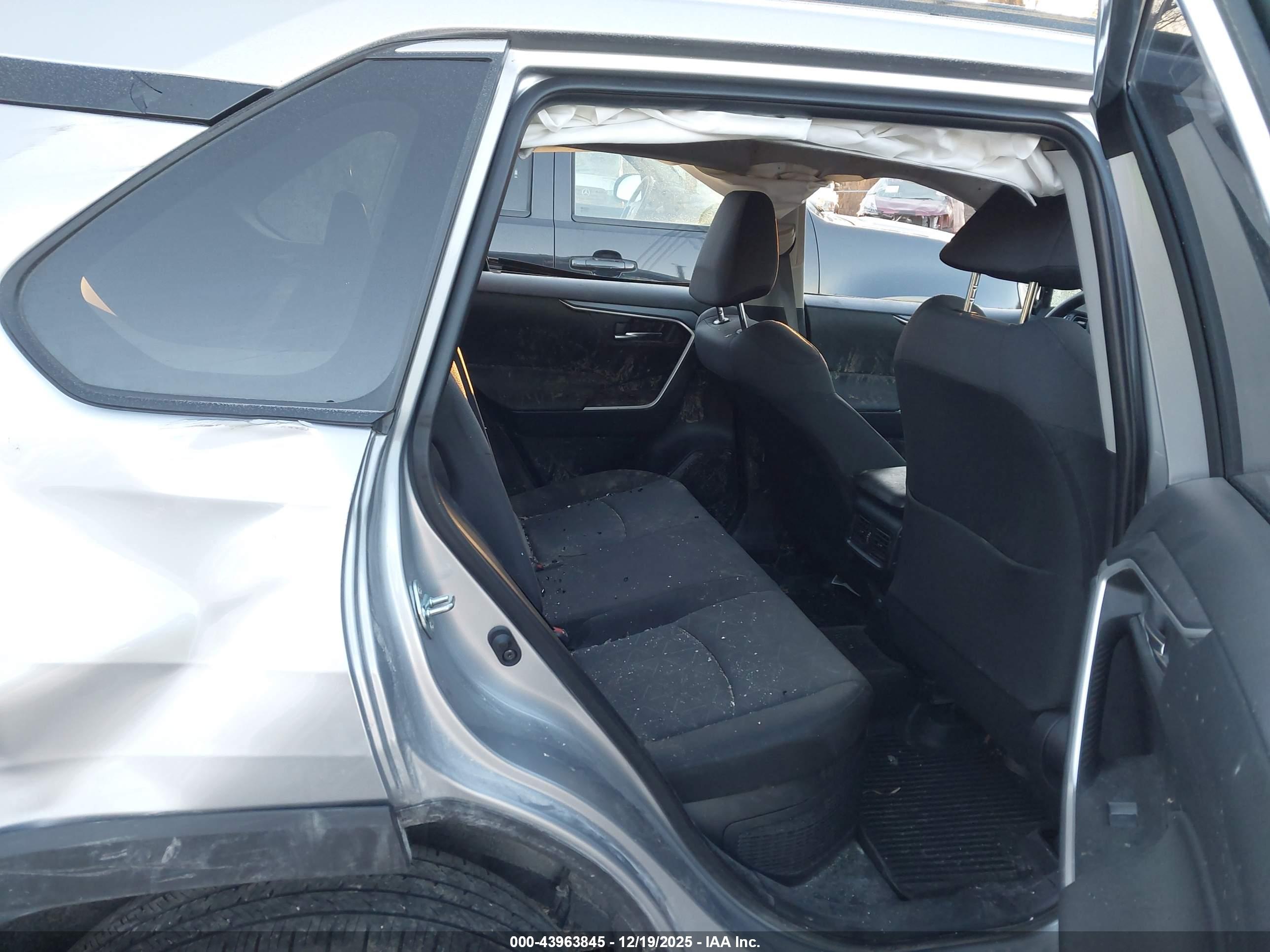 TOYOTA RAV4 image 8
