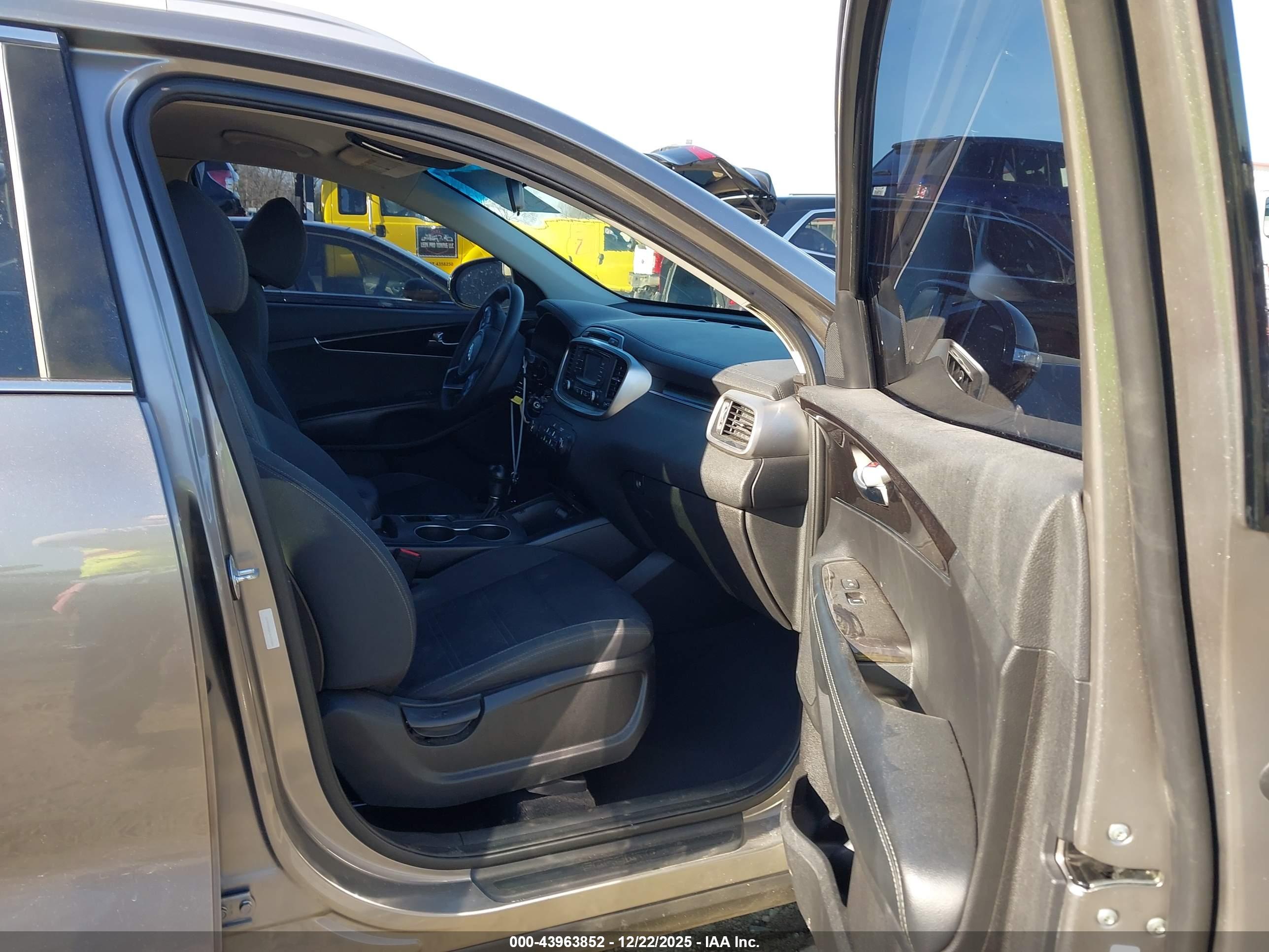 KIA SORENTO image 5