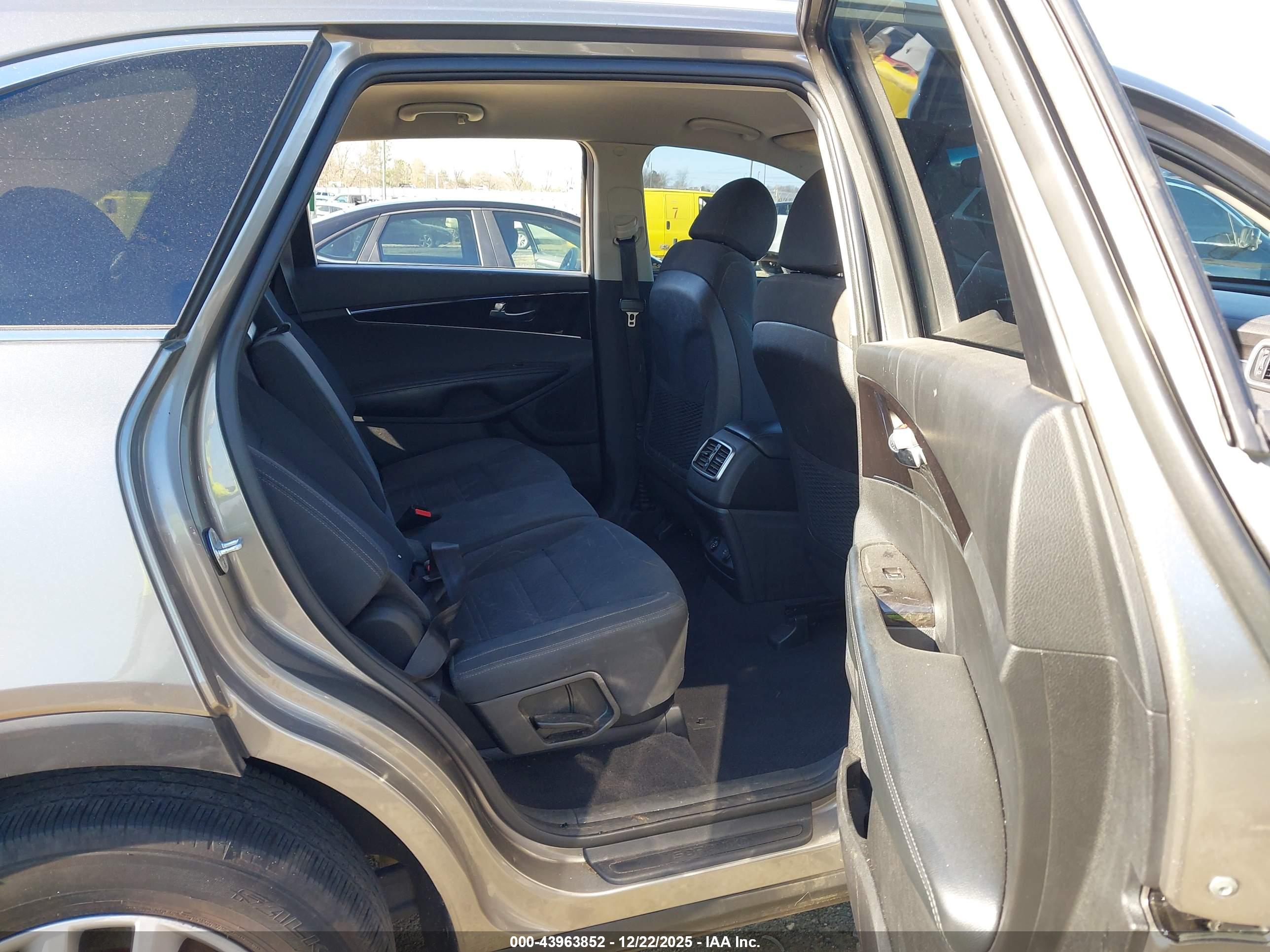 KIA SORENTO image 8