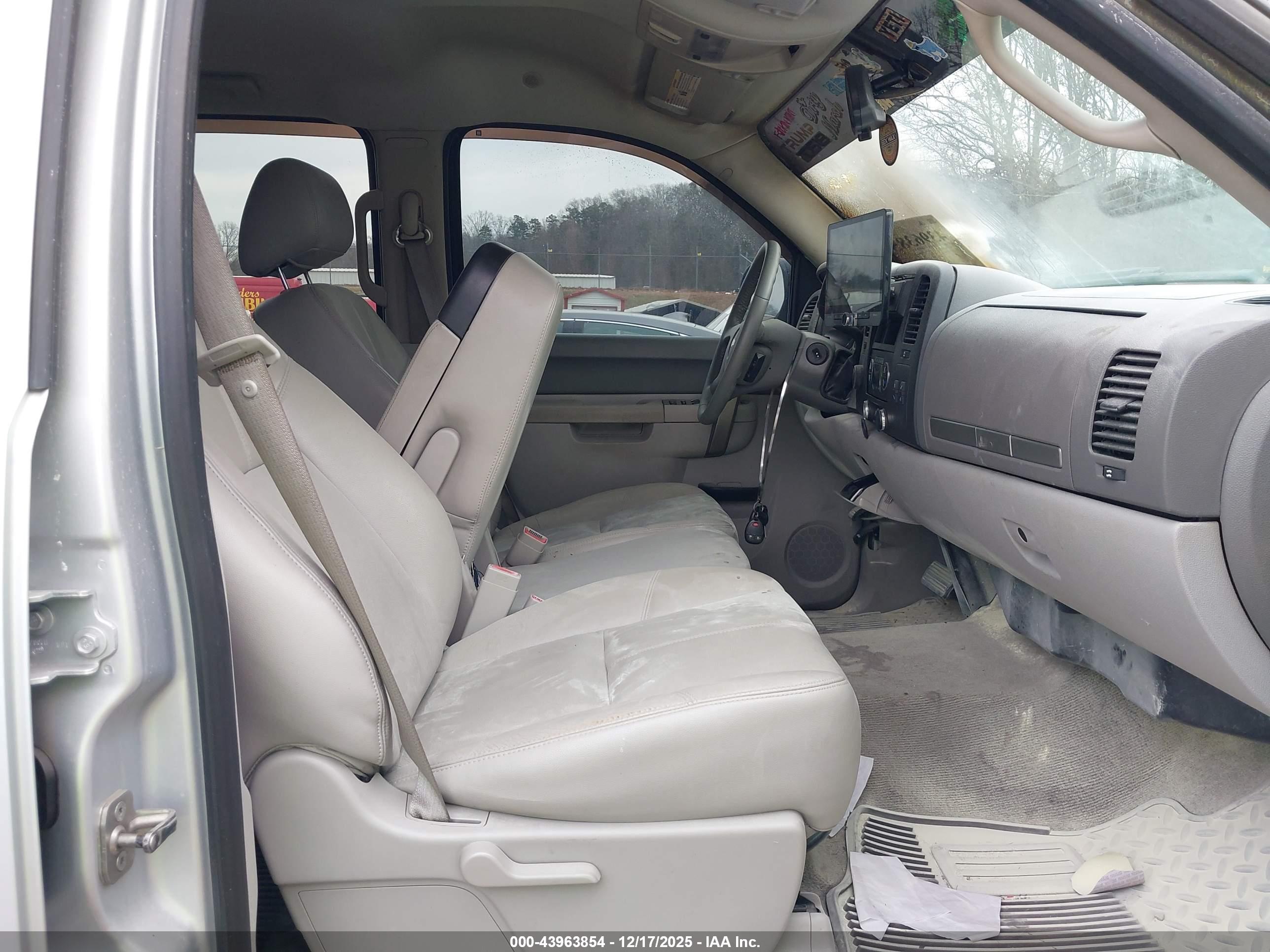 CHEVROLET SILVERADO image 5