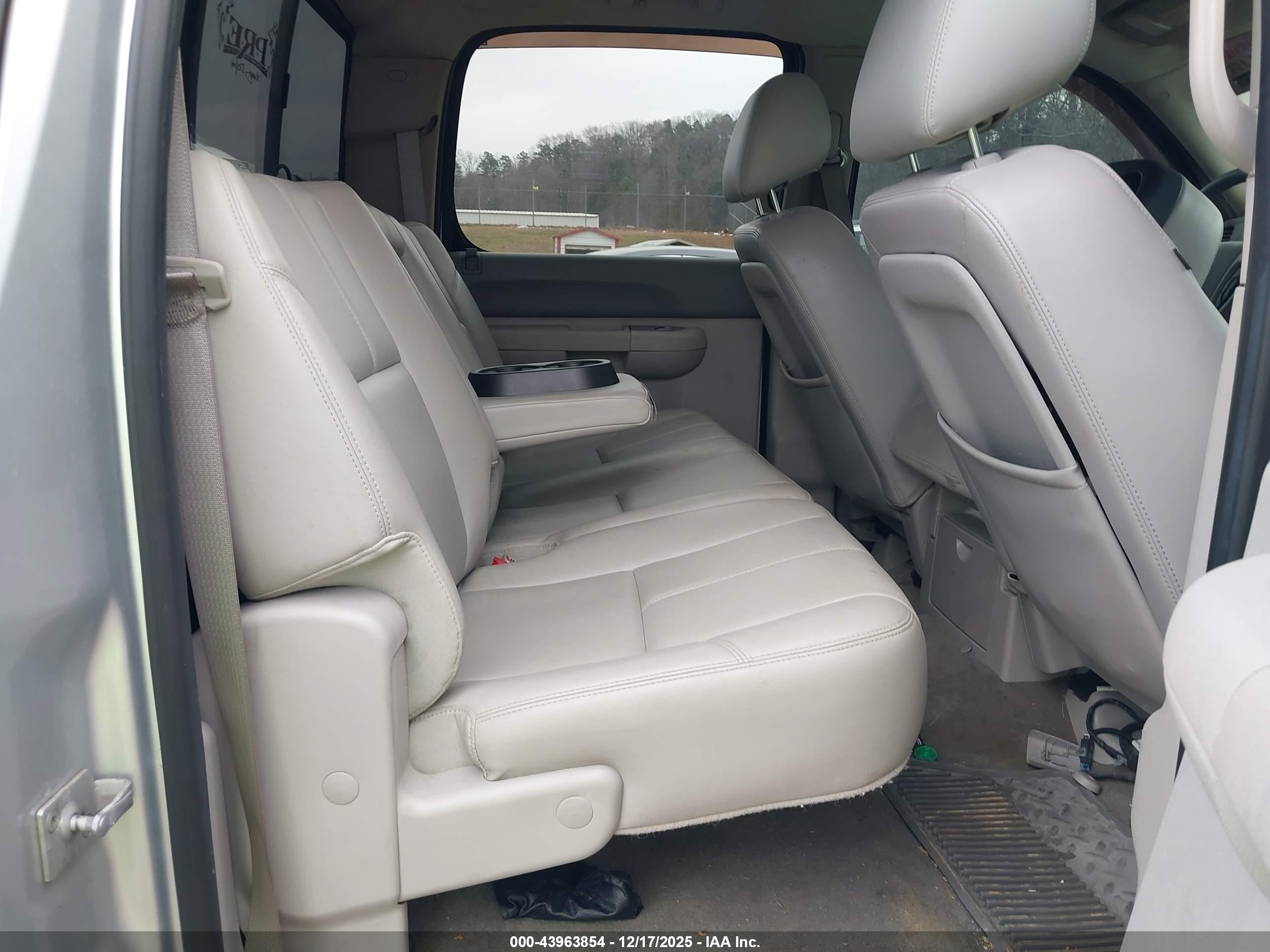 CHEVROLET SILVERADO image 8