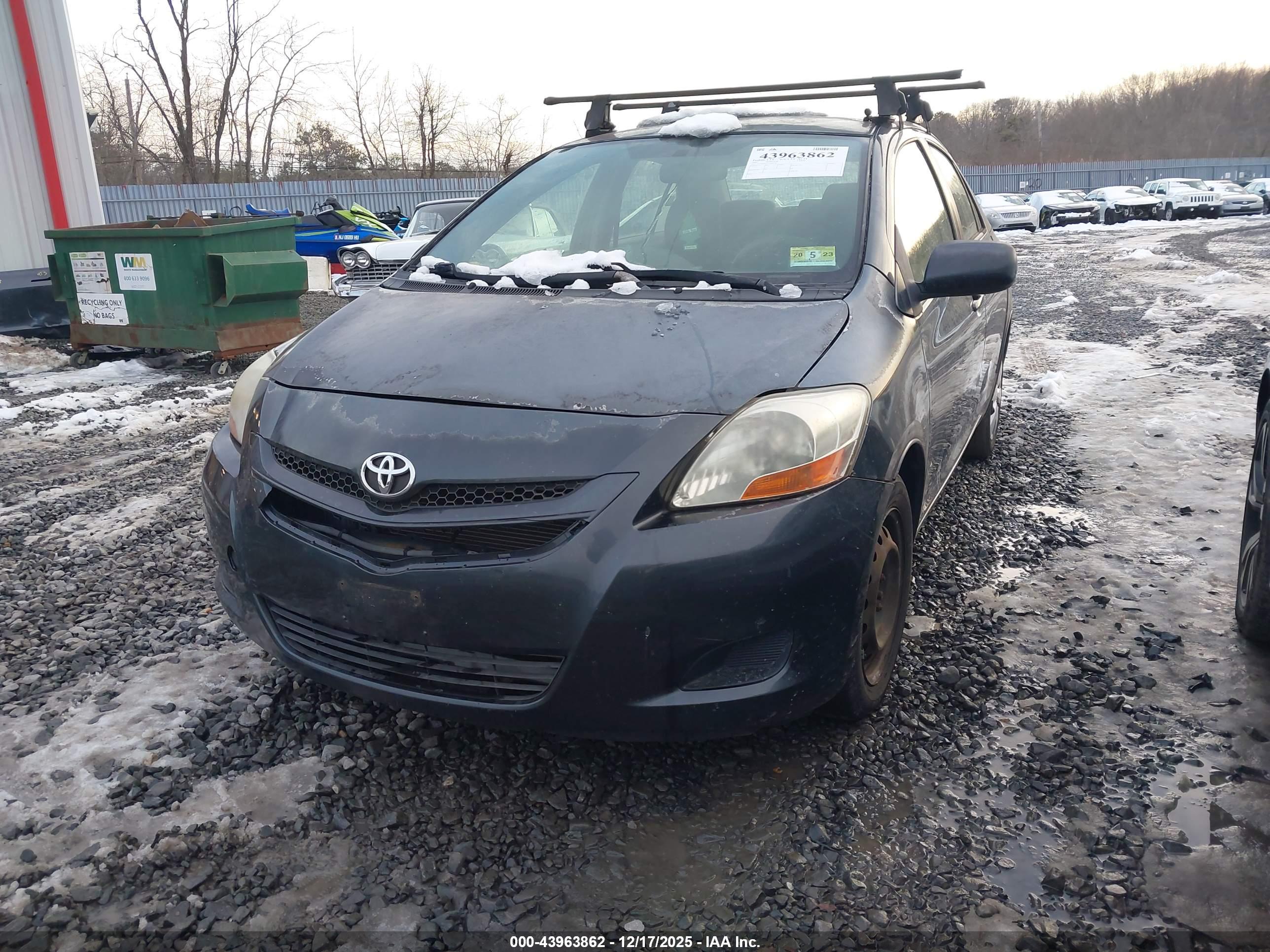 TOYOTA YARIS image 2