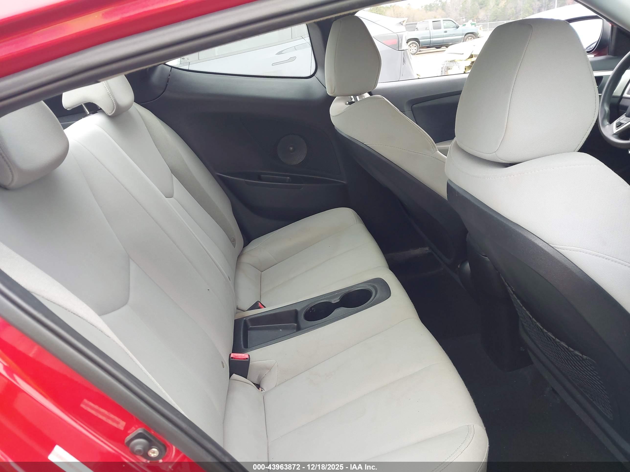 HYUNDAI VELOSTER image 8