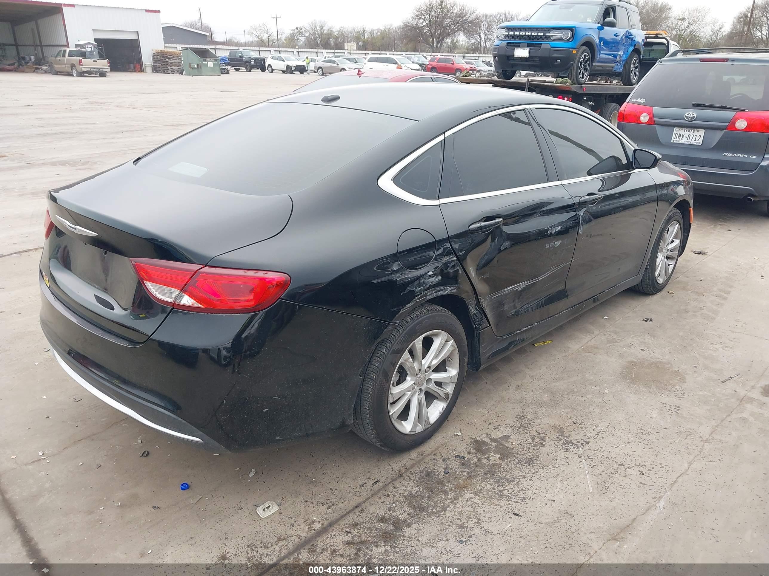 CHRYSLER 200 image 4