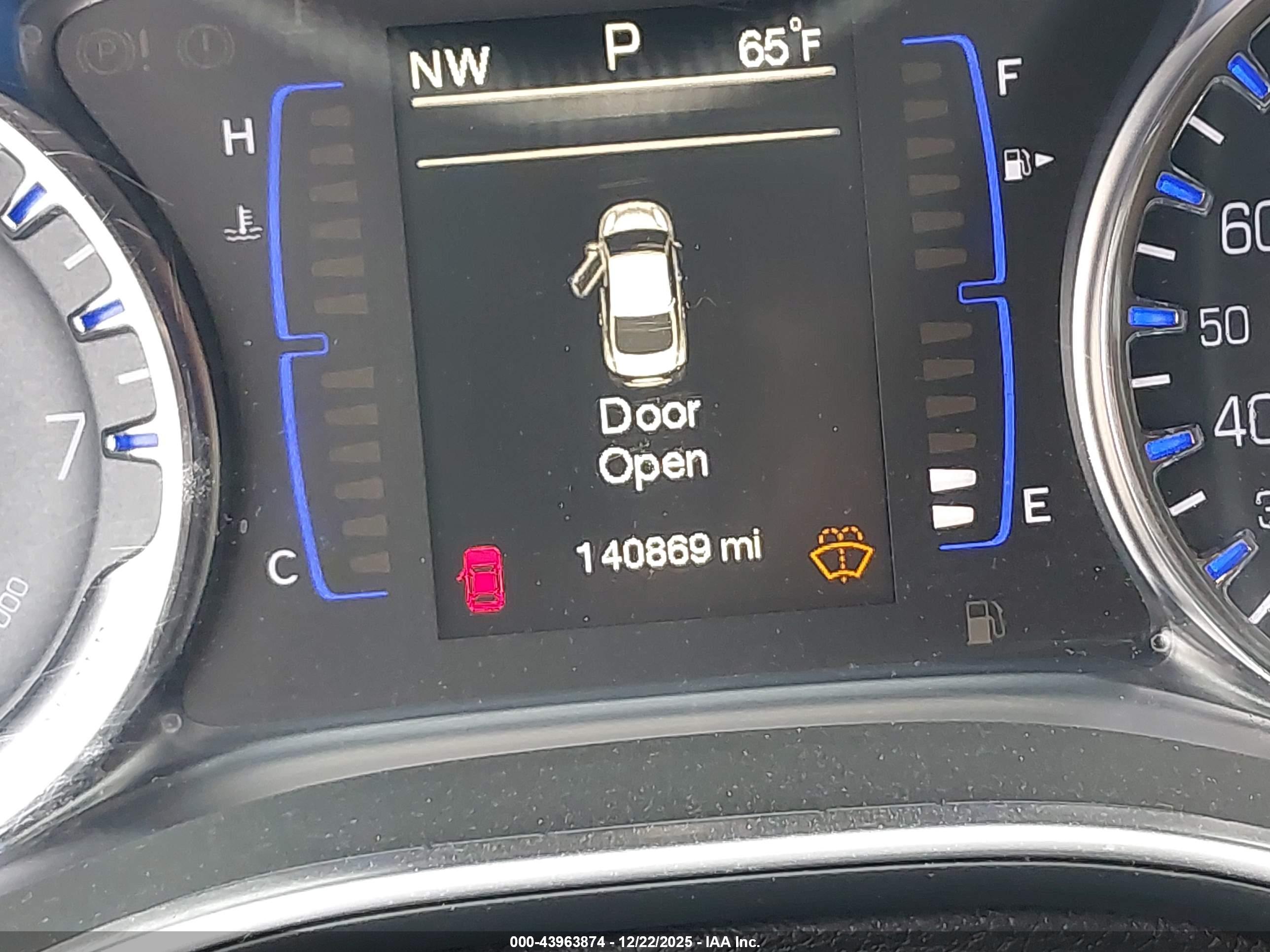 CHRYSLER 200 image 7