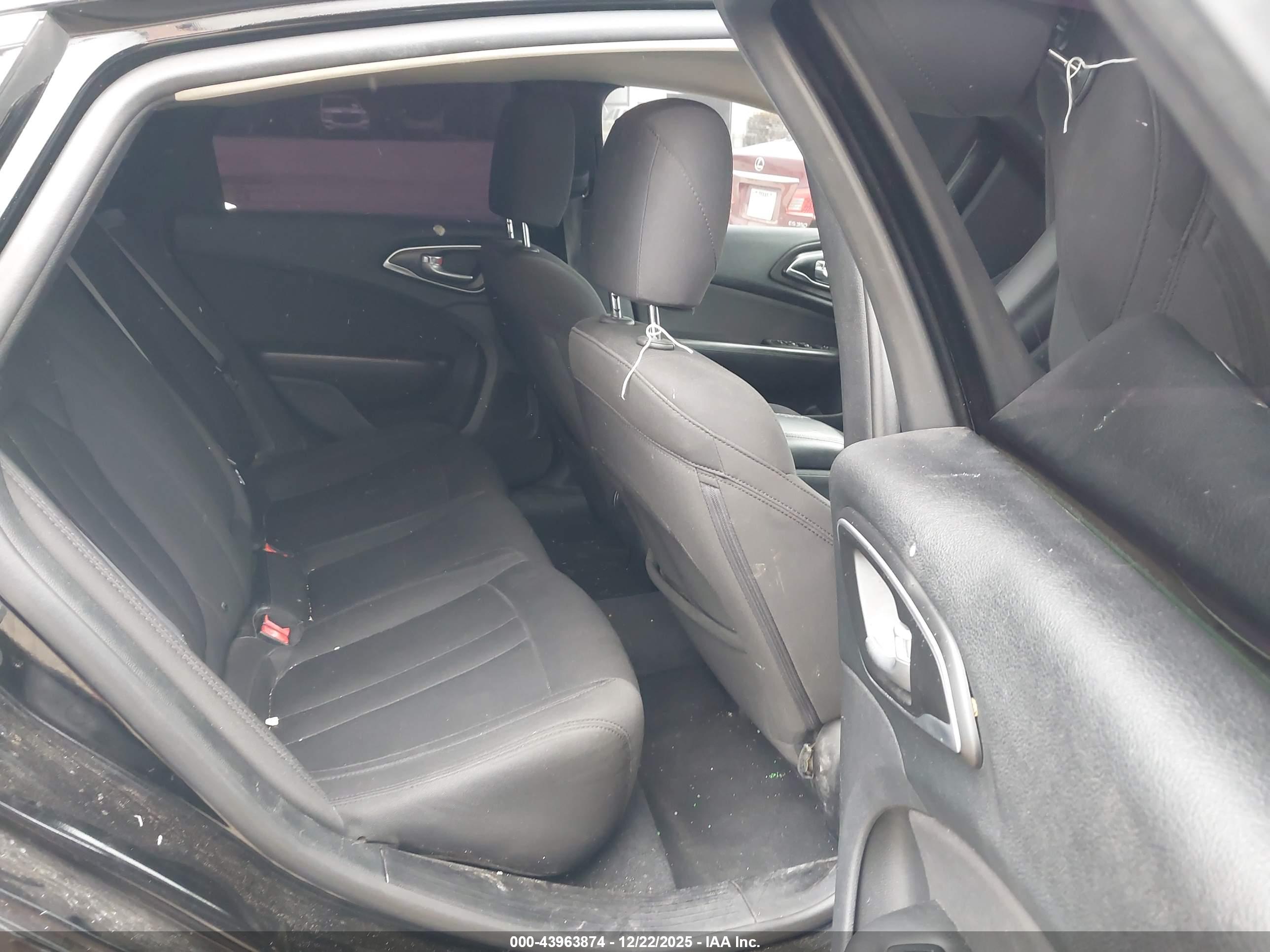 CHRYSLER 200 image 8