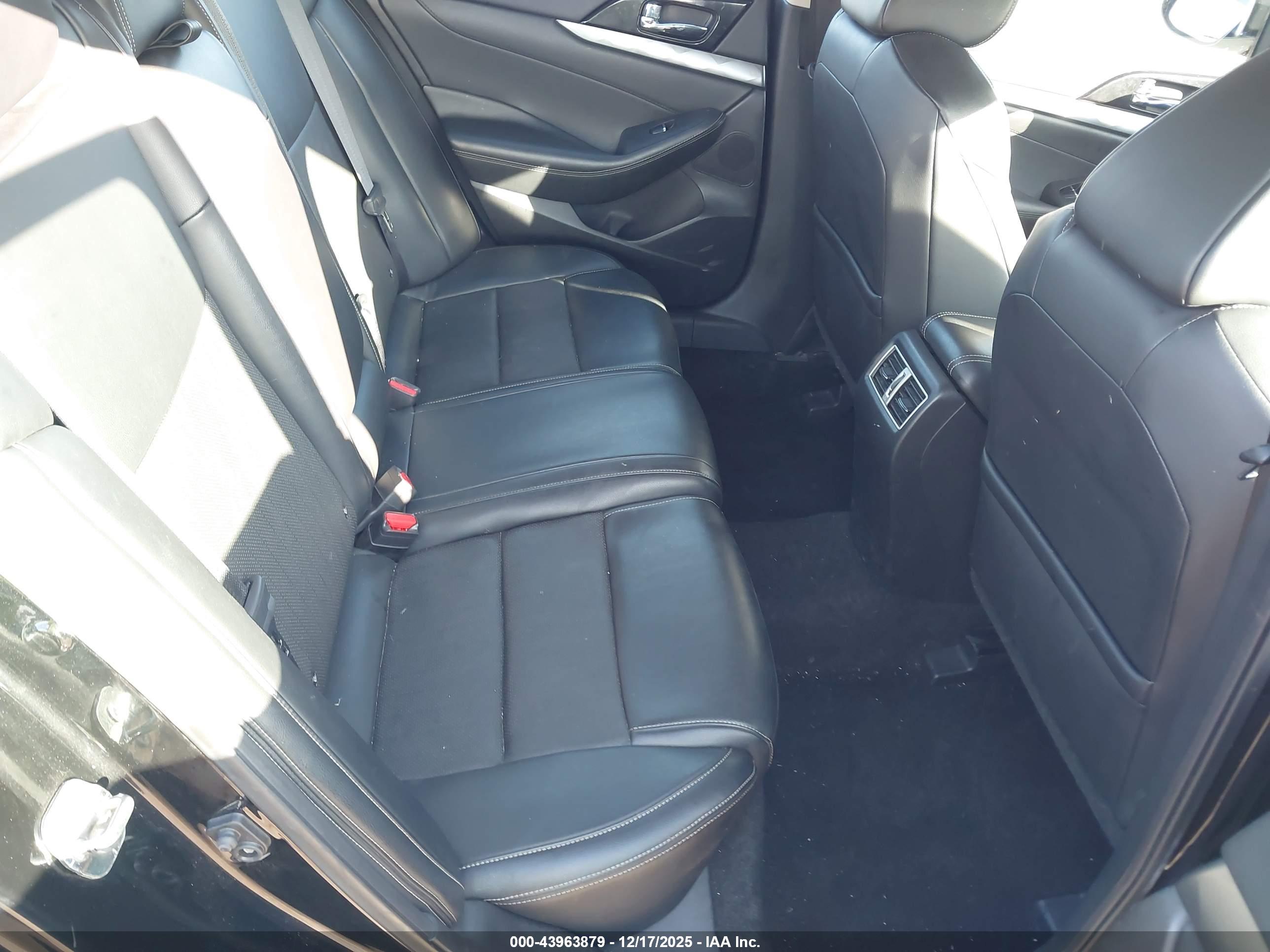 NISSAN MAXIMA image 8