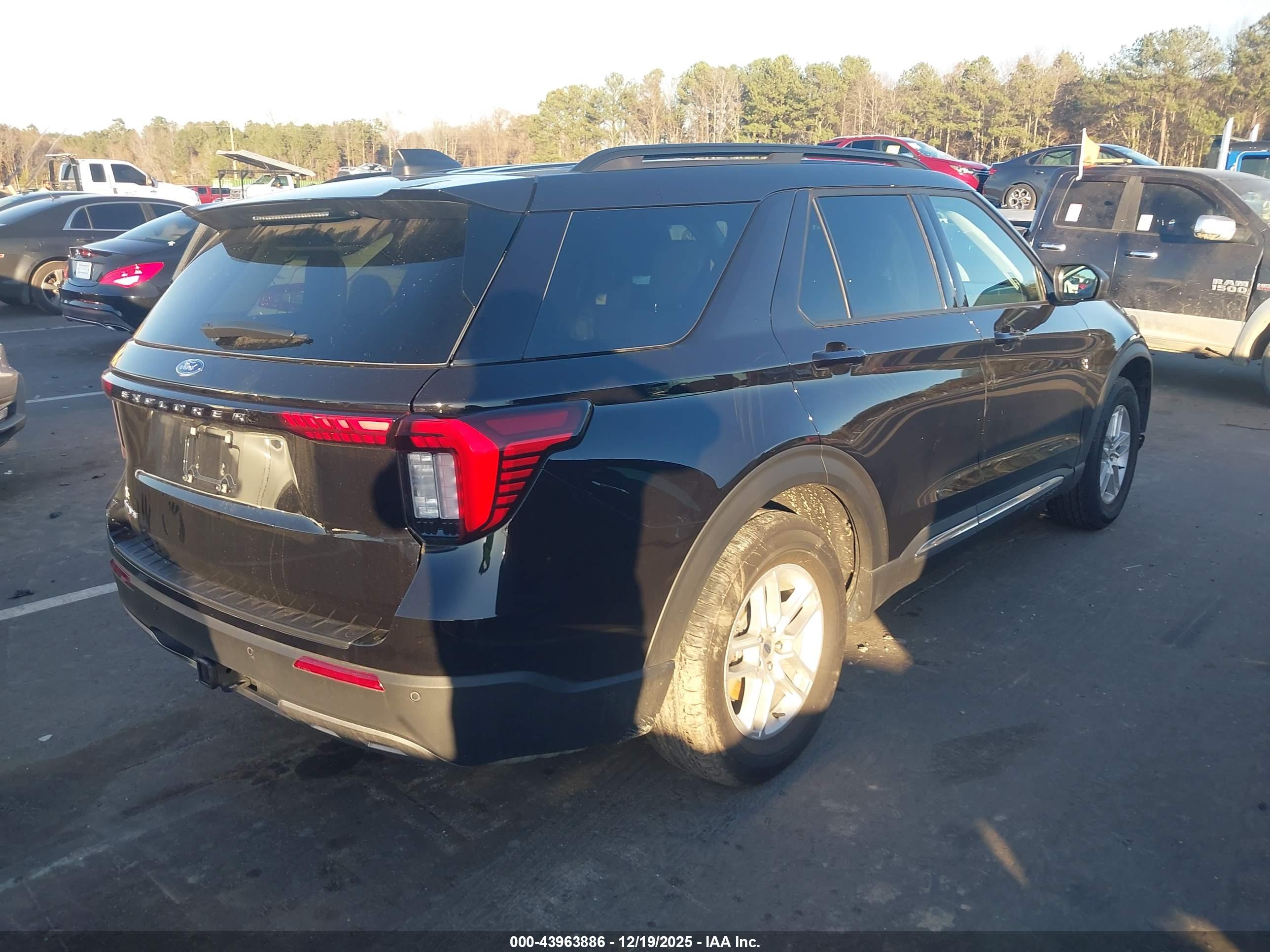 FORD EXPLORER image 4