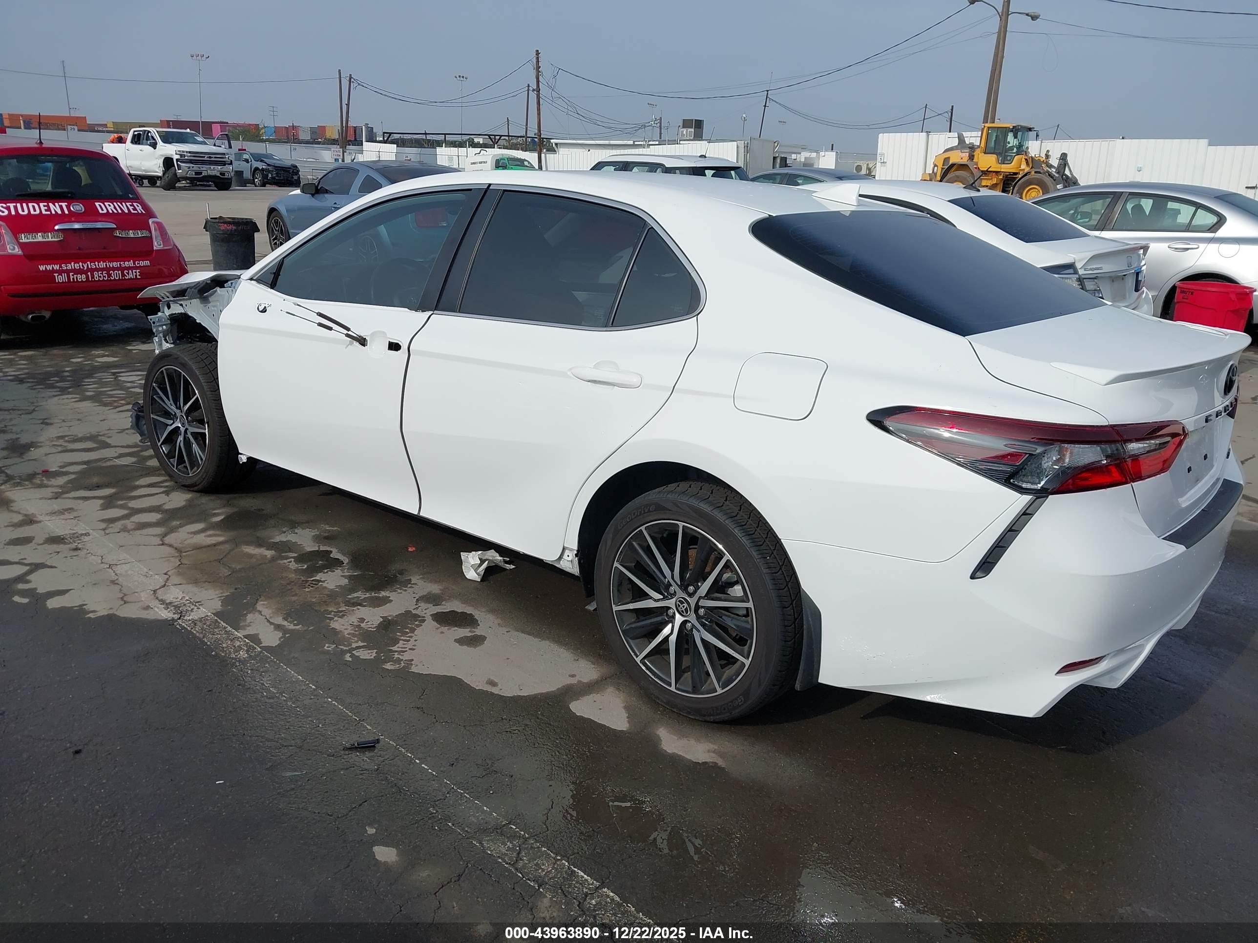 TOYOTA CAMRY image 3