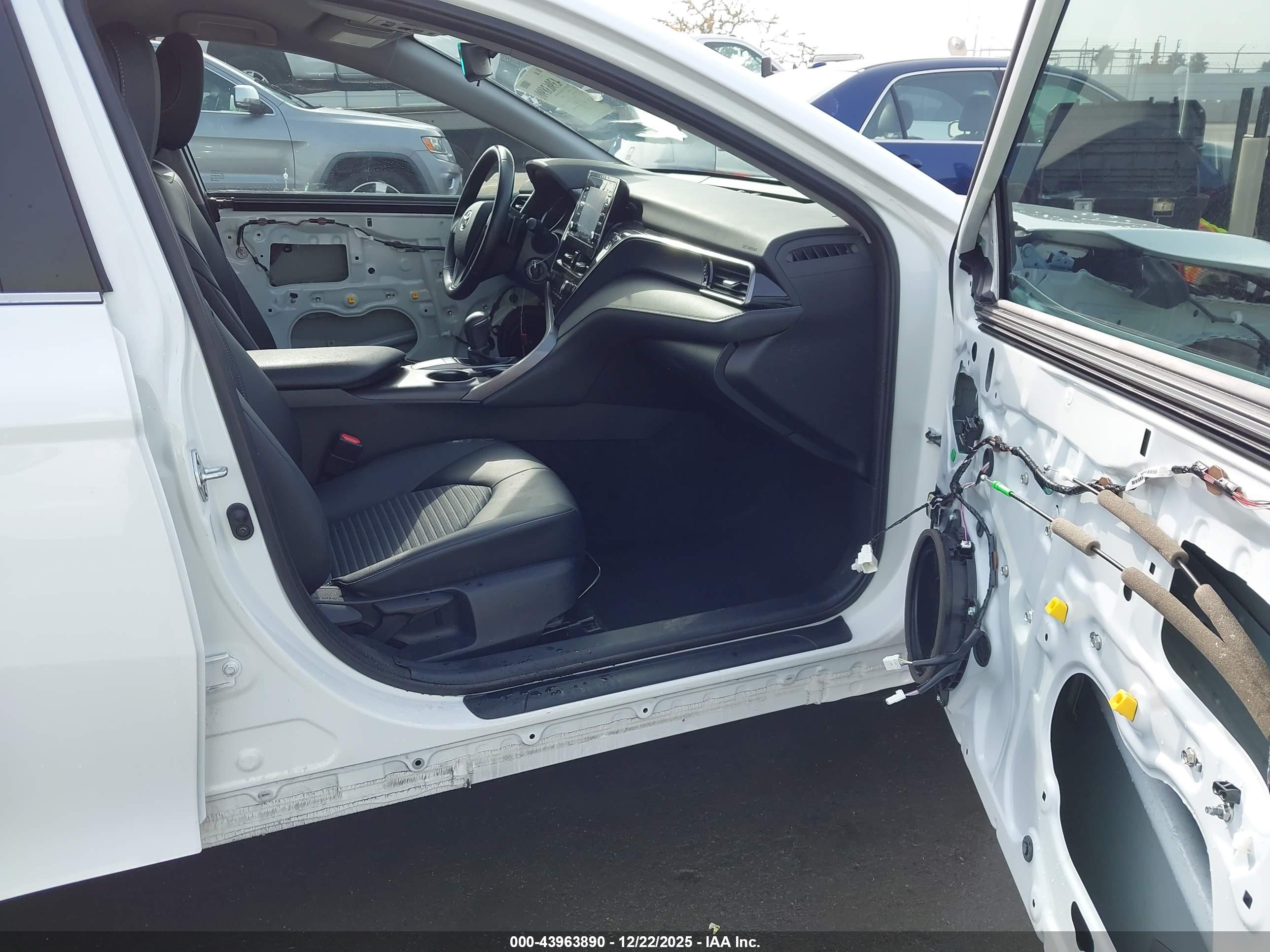 TOYOTA CAMRY image 5