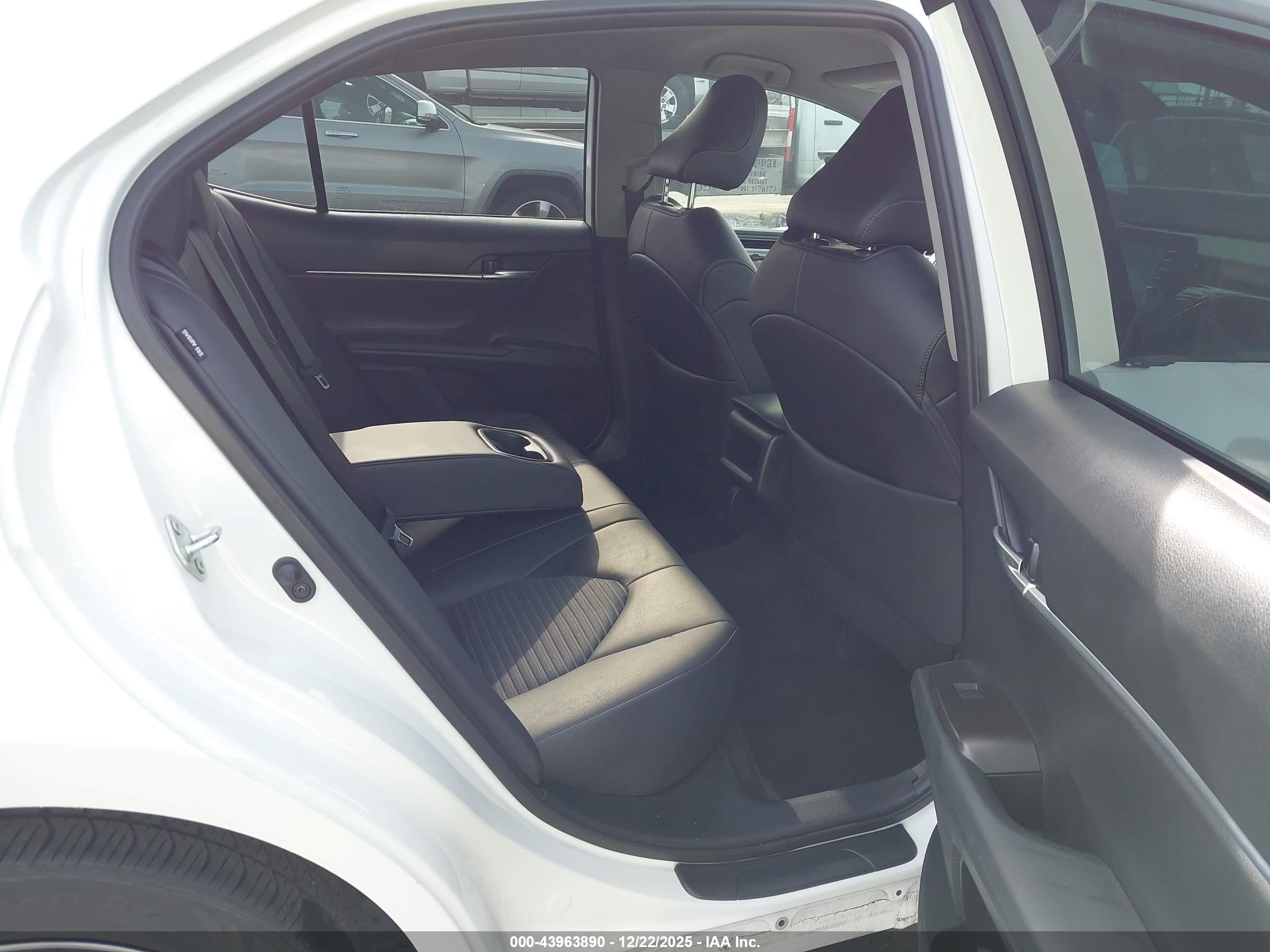 TOYOTA CAMRY image 8
