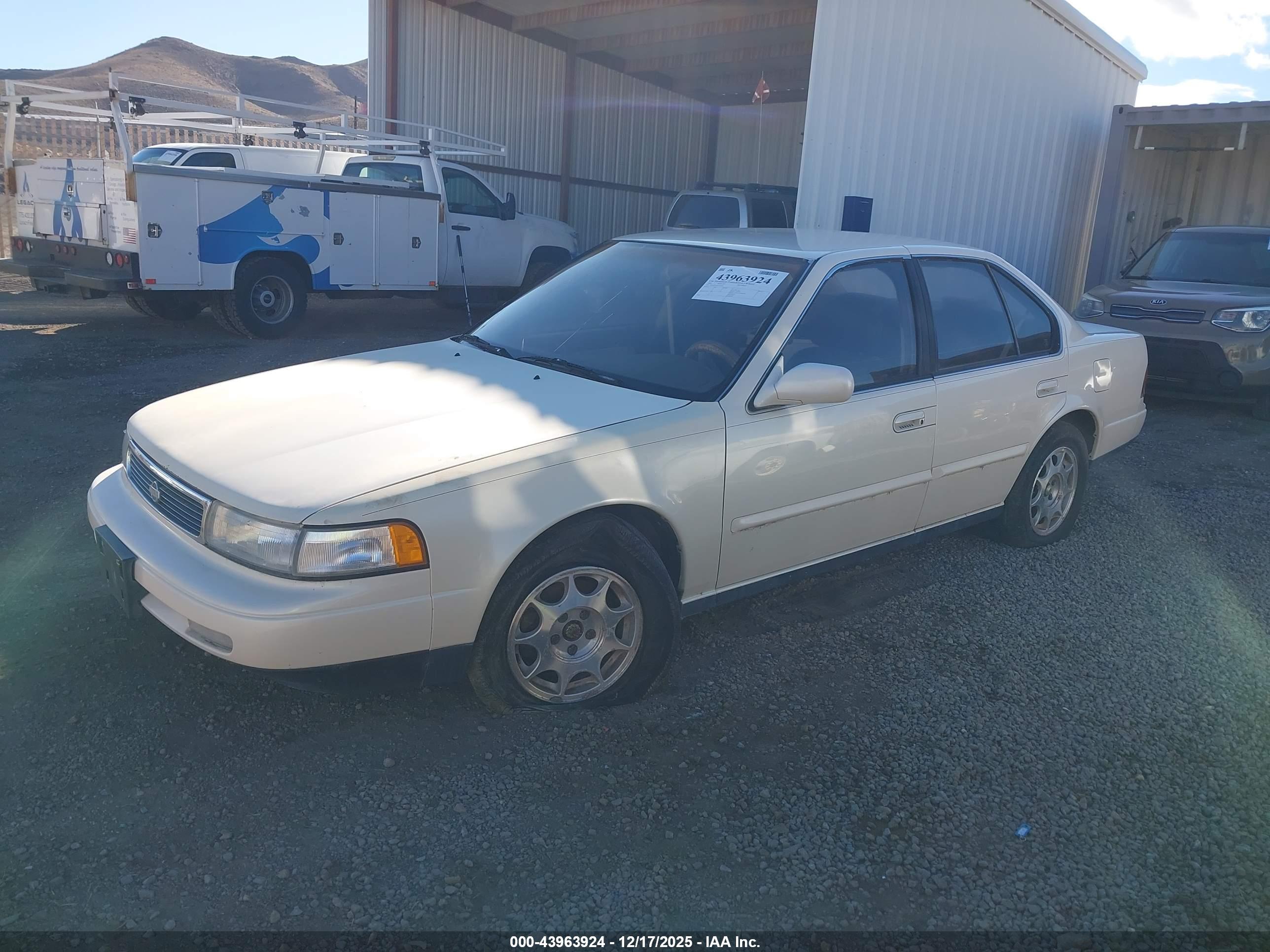 NISSAN MAXIMA image 2