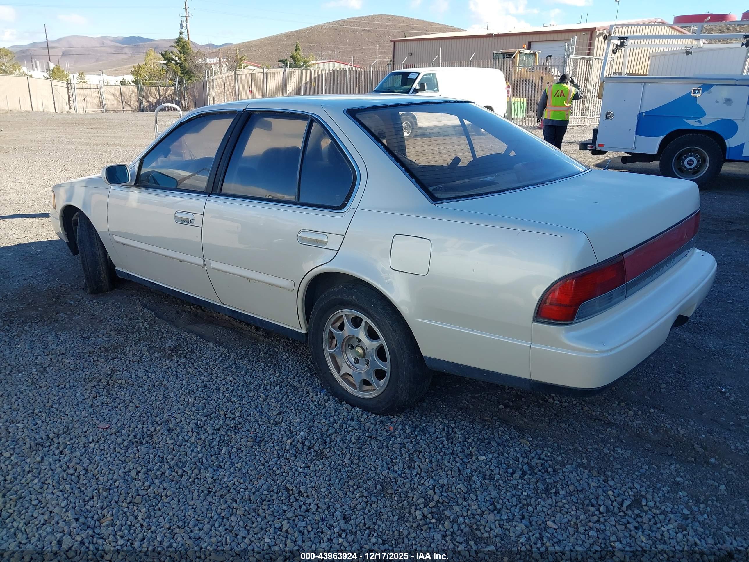 NISSAN MAXIMA image 3