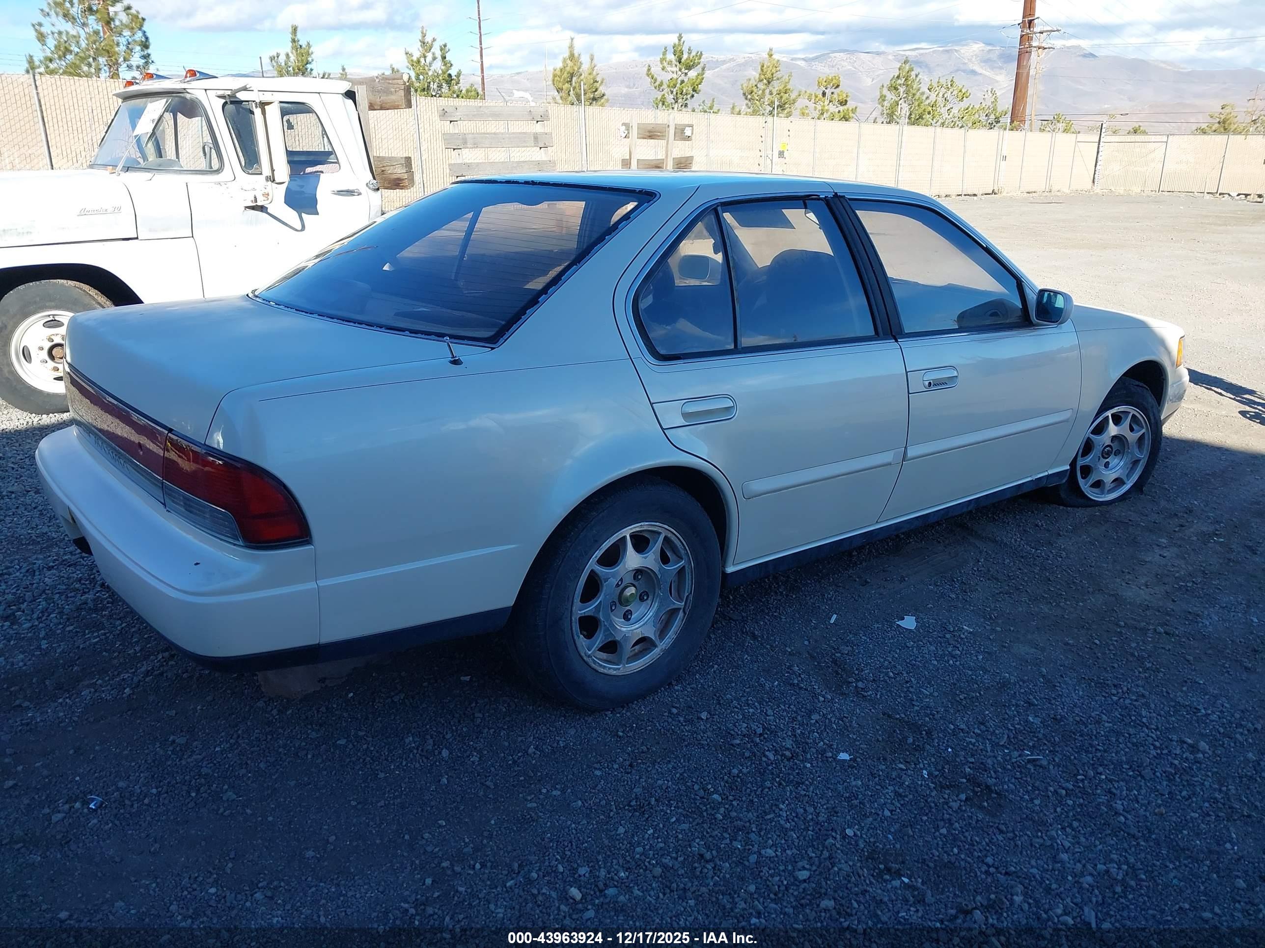 NISSAN MAXIMA image 4