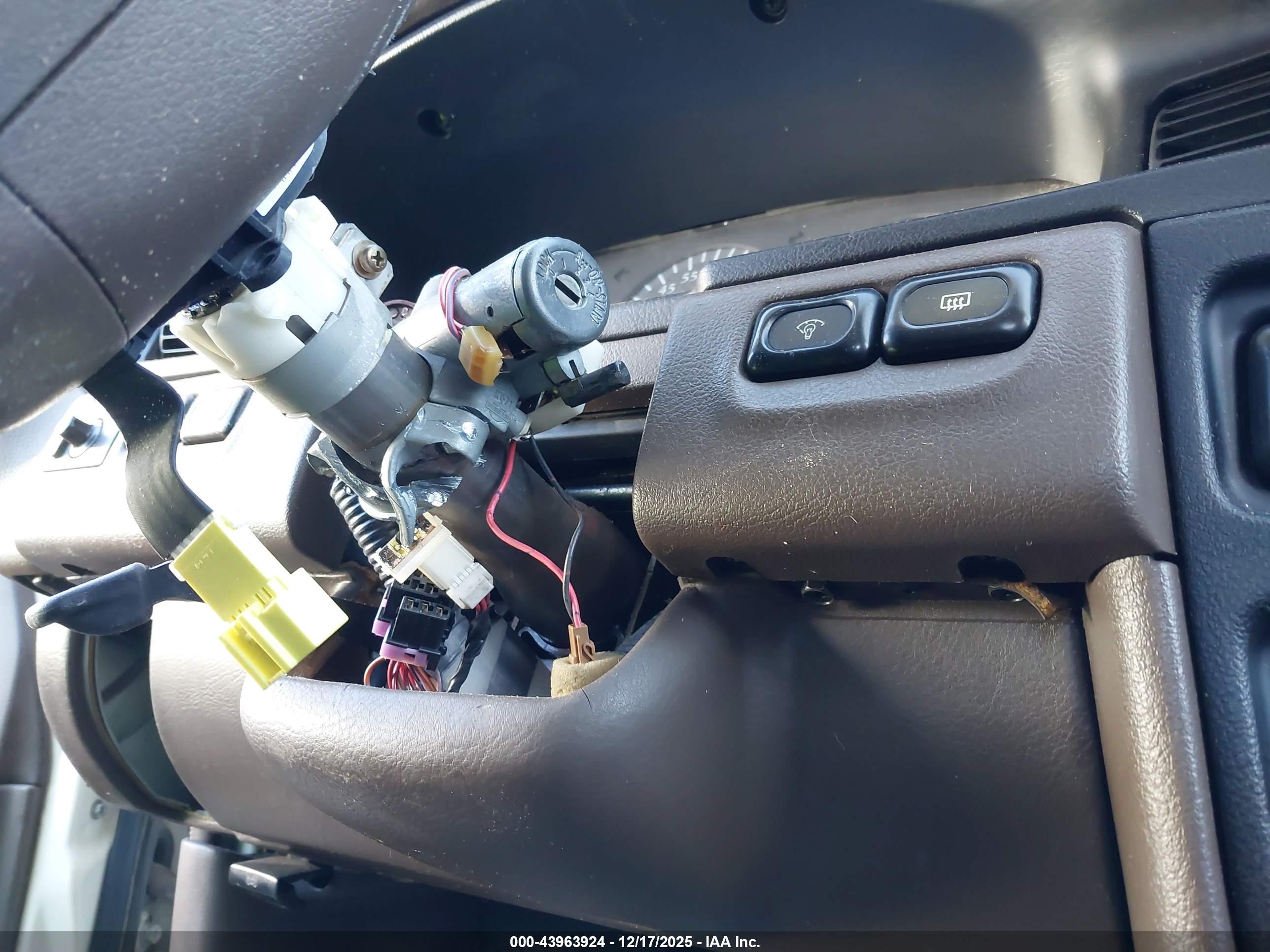 NISSAN MAXIMA image 6