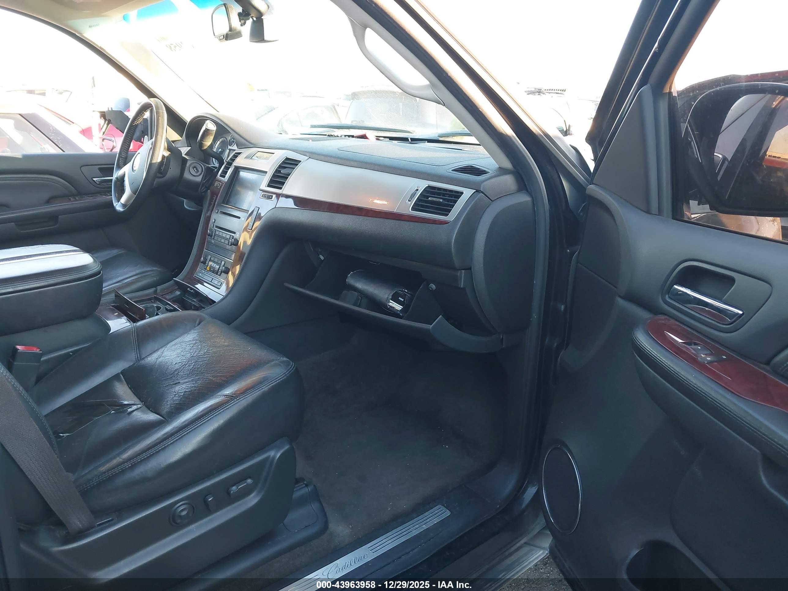 CADILLAC ESCALADE image 5