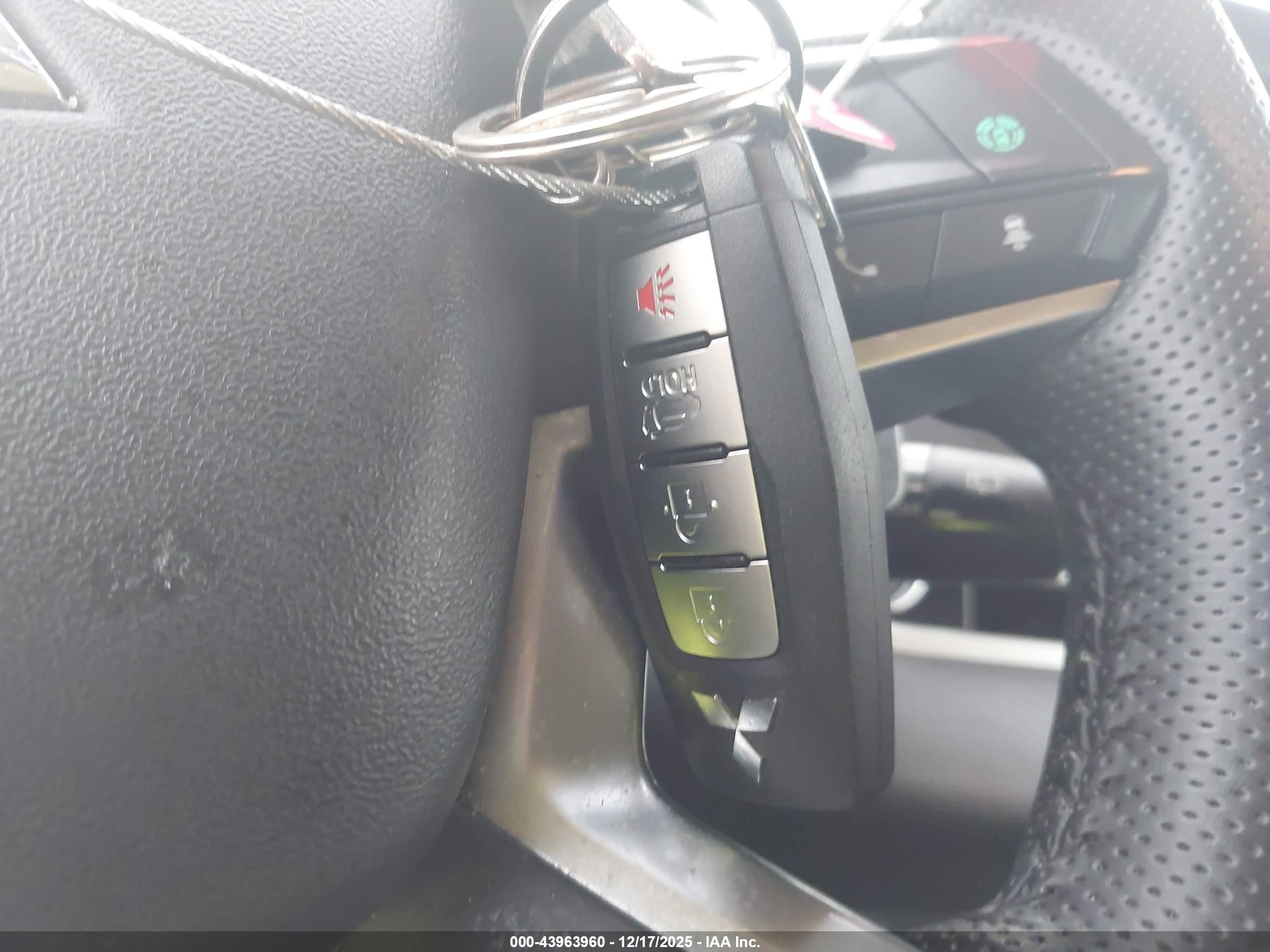MITSUBISHI OUTLANDER image 11