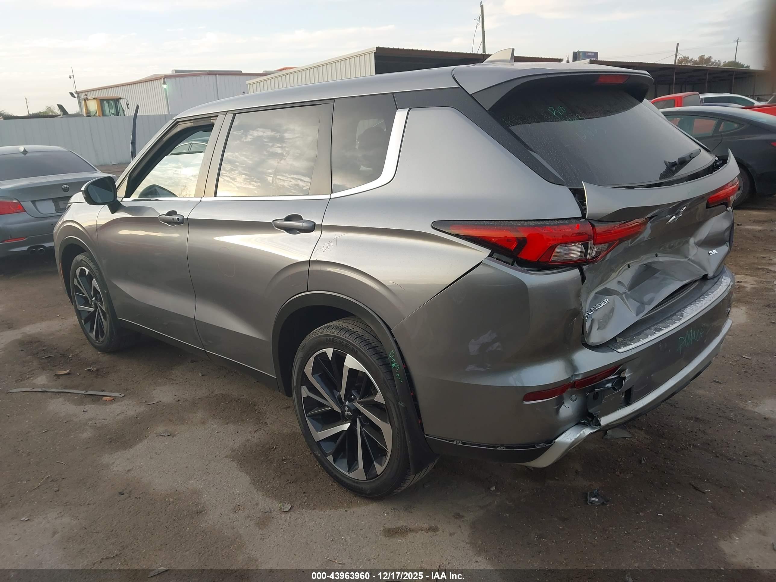 MITSUBISHI OUTLANDER image 3