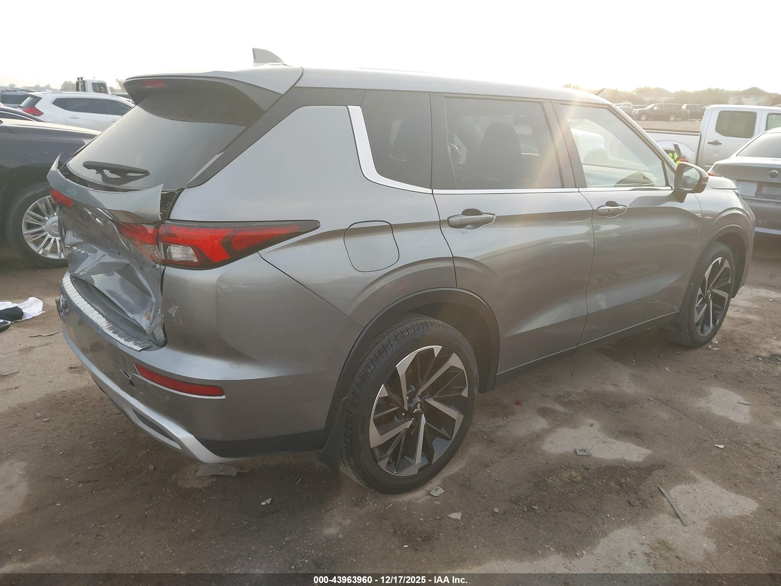 MITSUBISHI OUTLANDER image 4