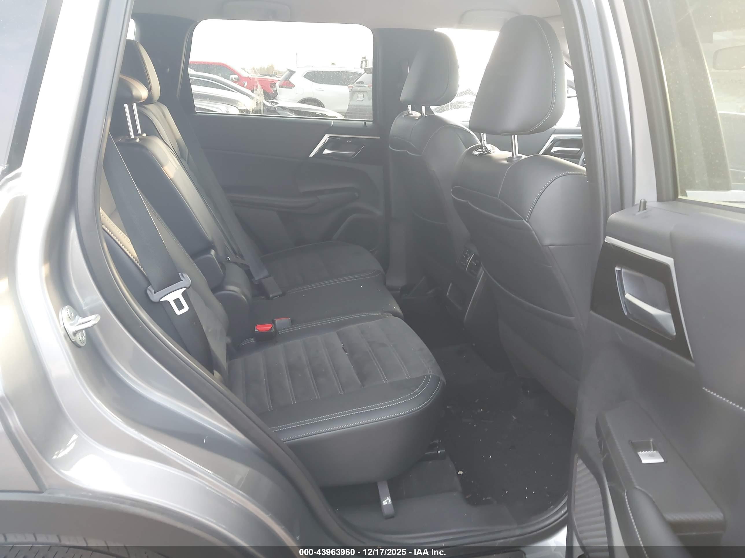 MITSUBISHI OUTLANDER image 8