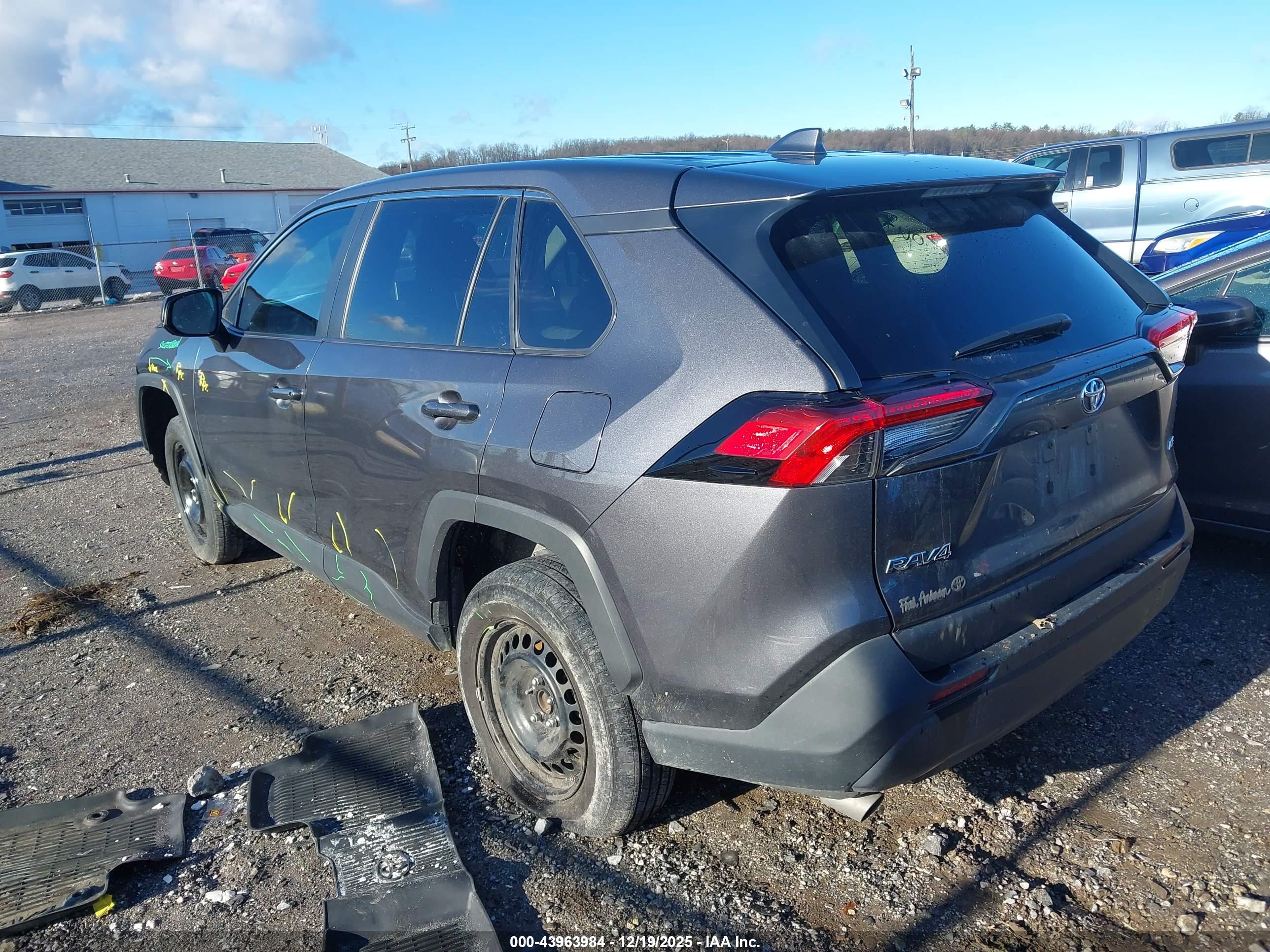 TOYOTA RAV4 image 3