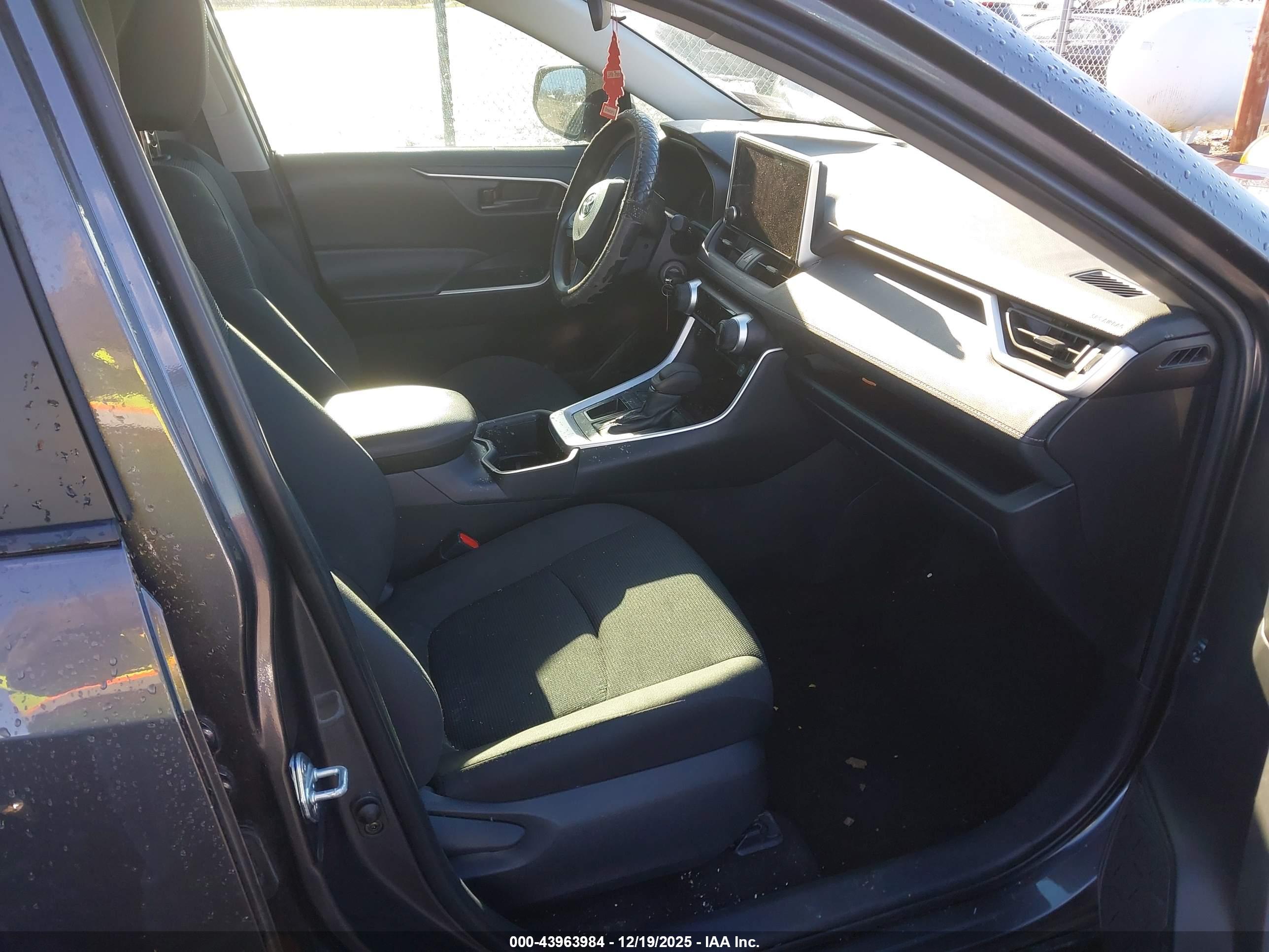 TOYOTA RAV4 image 5