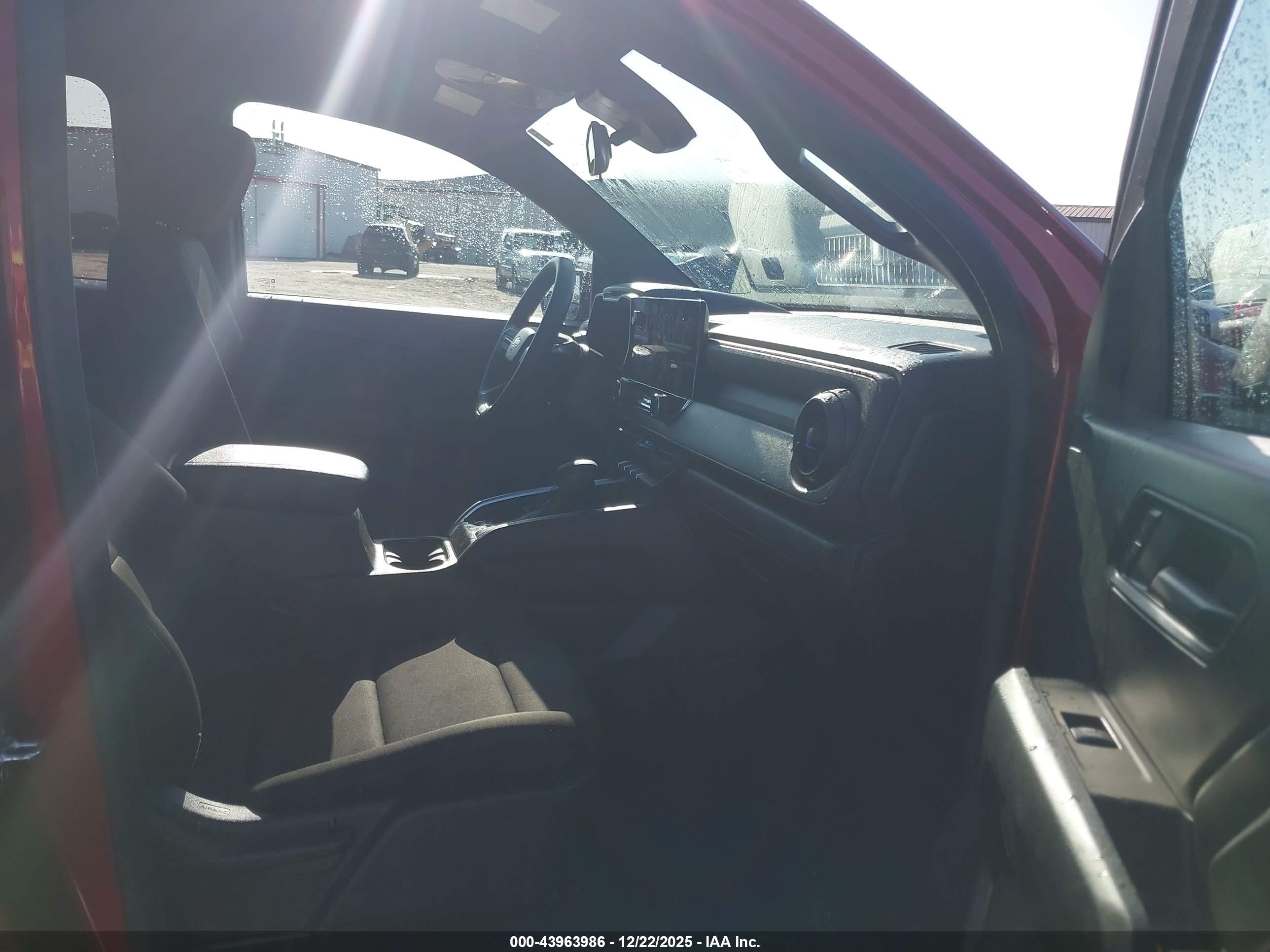CHEVROLET COLORADO image 5