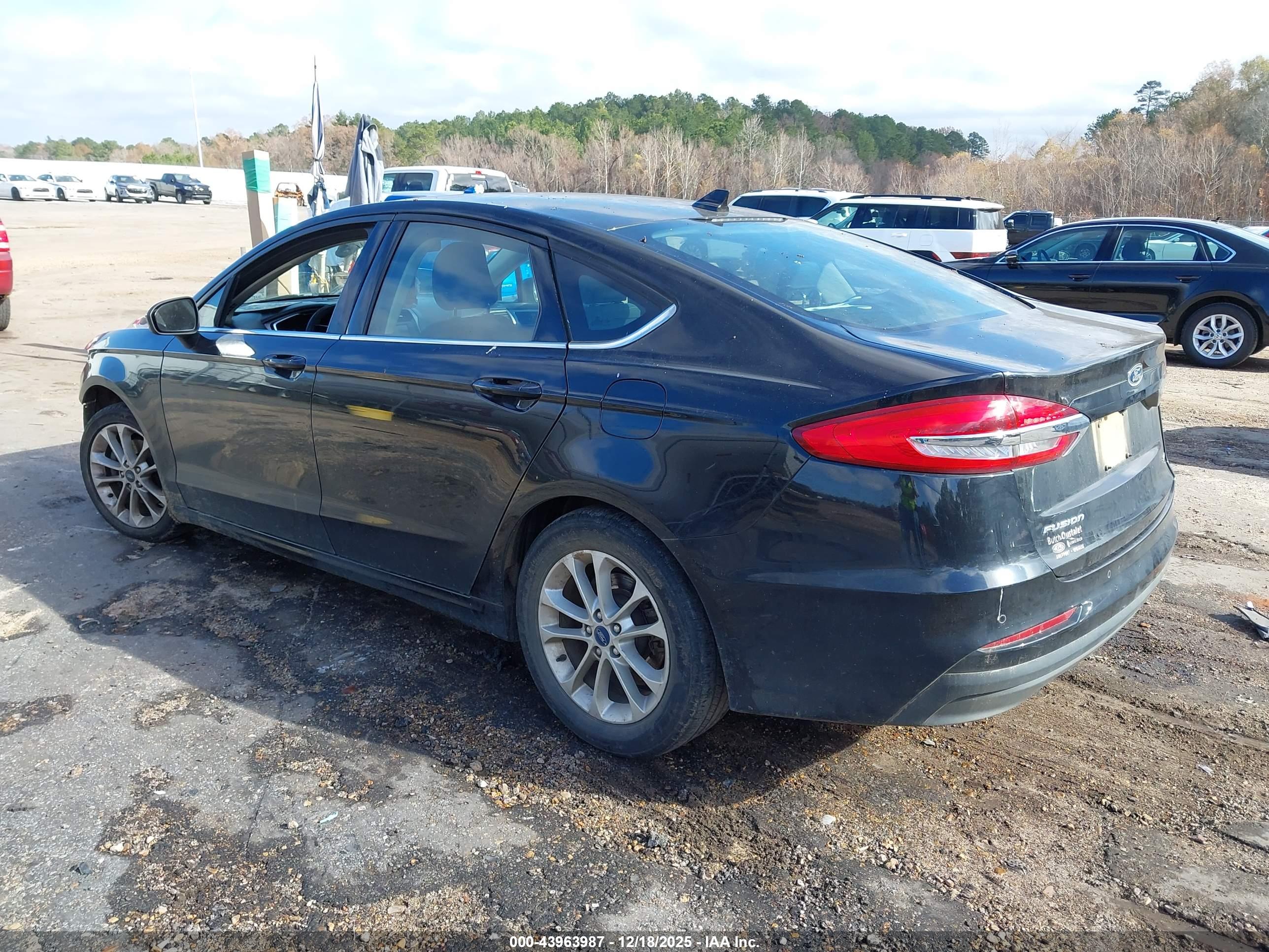 FORD FUSION image 3