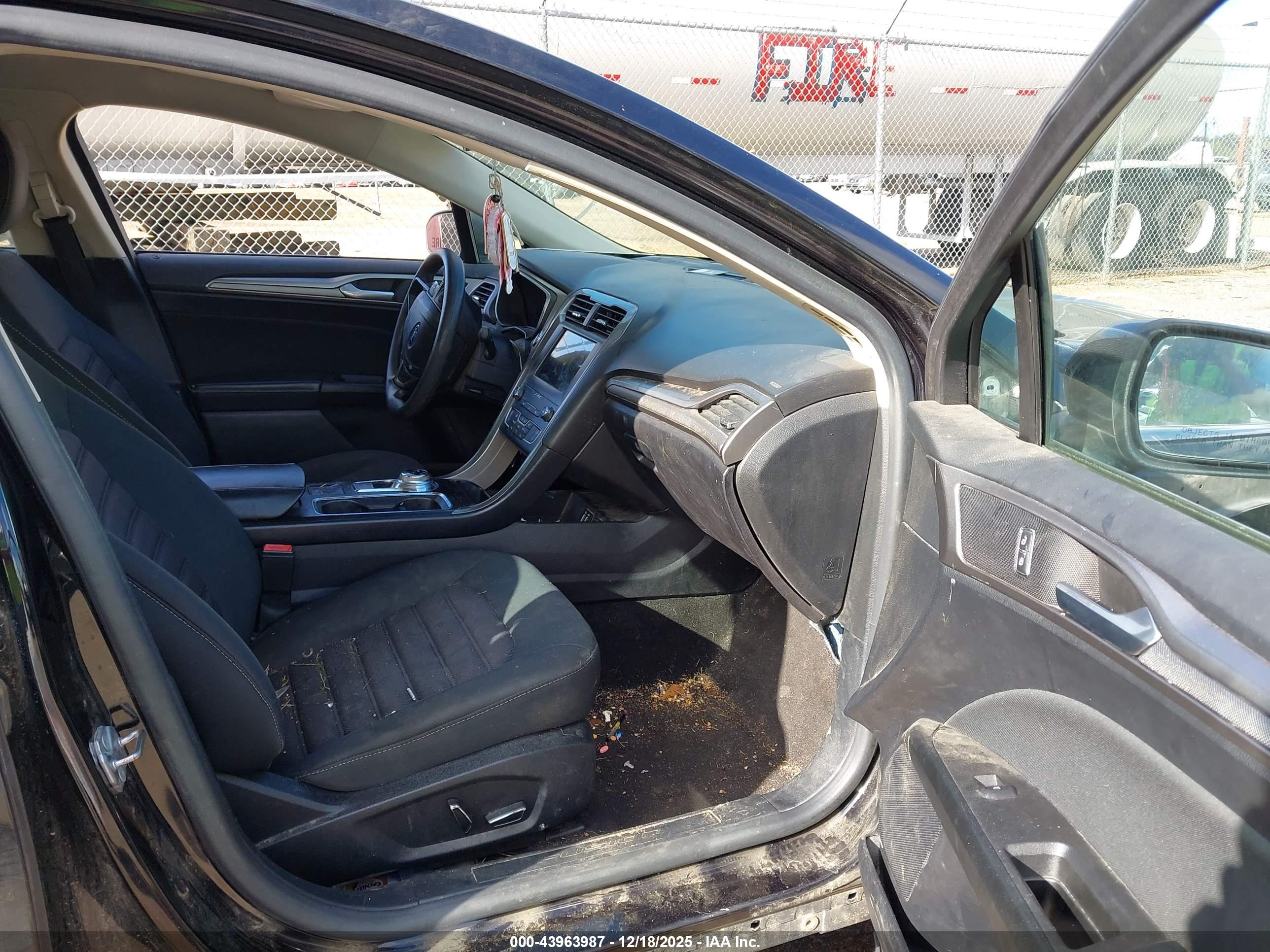 FORD FUSION image 5