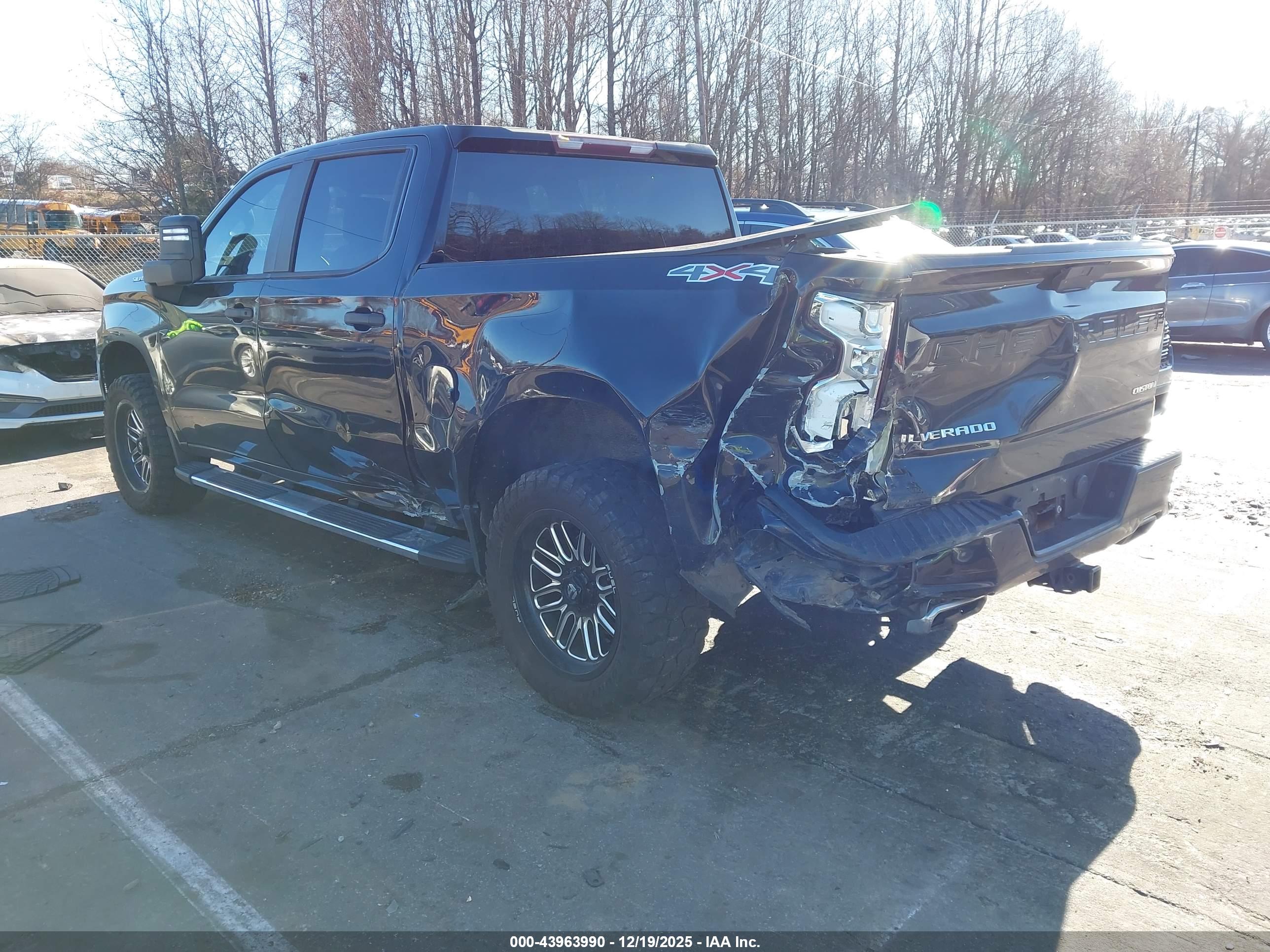 CHEVROLET SILVERADO image 3