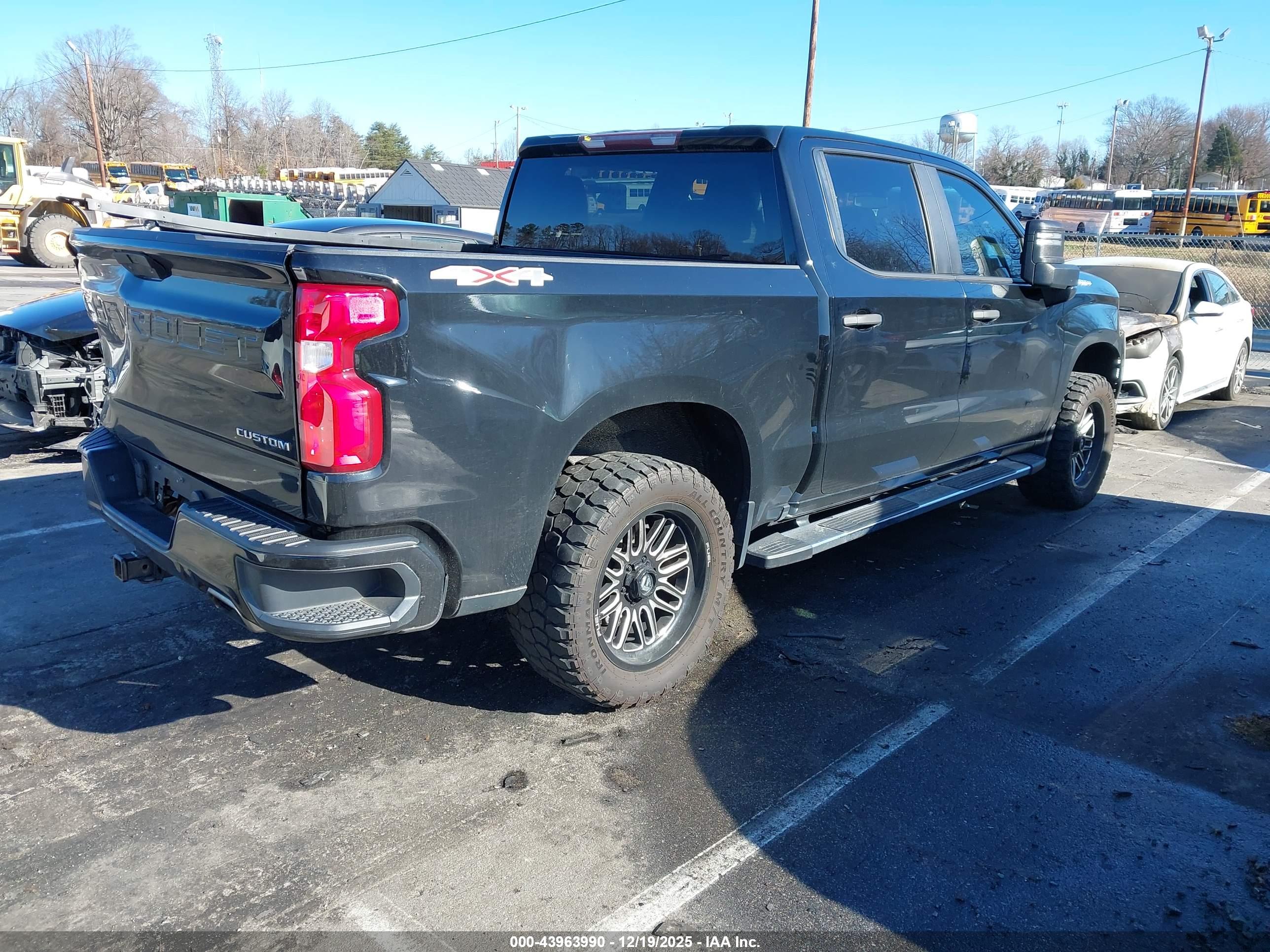 CHEVROLET SILVERADO image 4