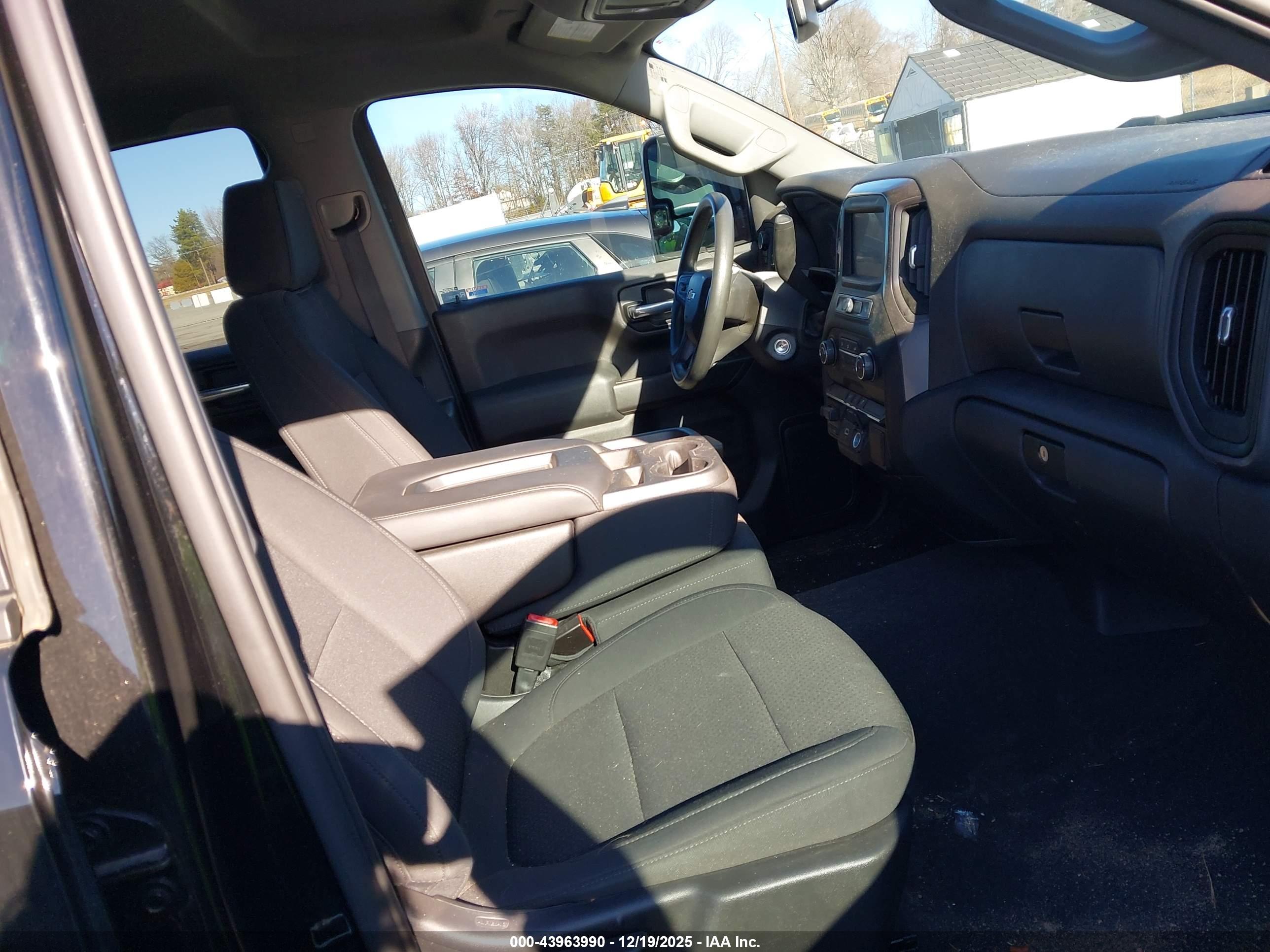 CHEVROLET SILVERADO image 5