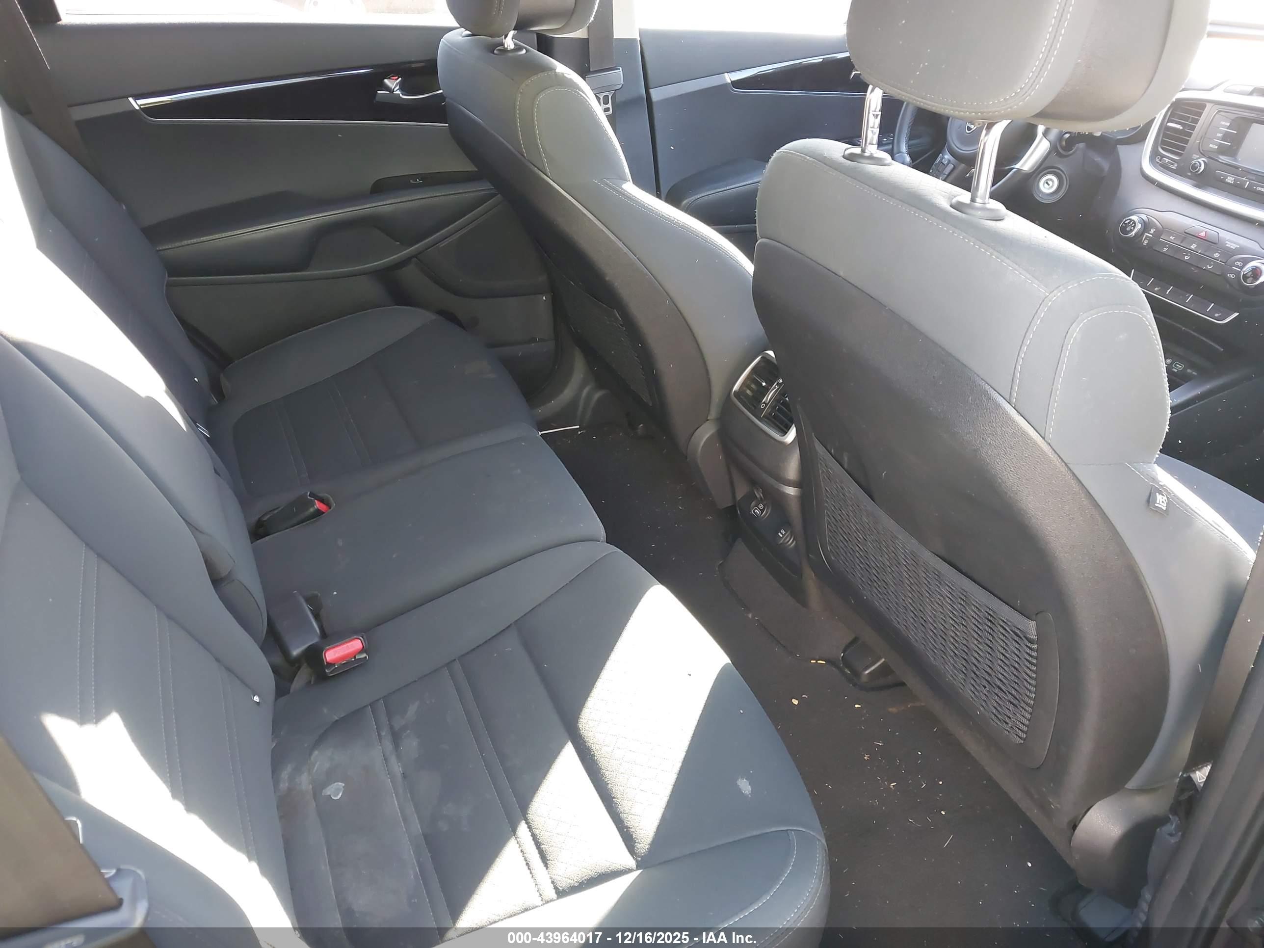 KIA SORENTO image 8