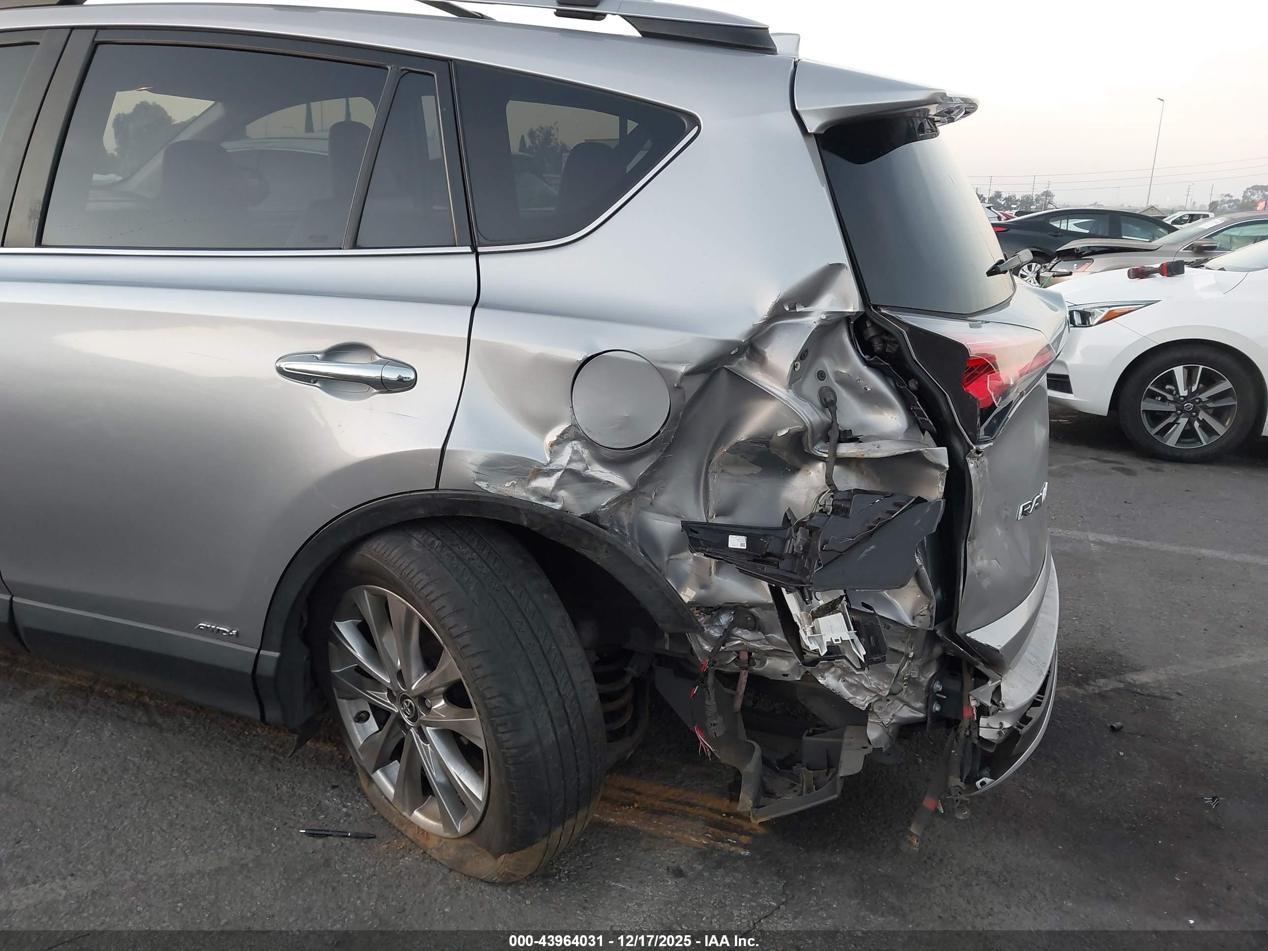 TOYOTA RAV4 image 6