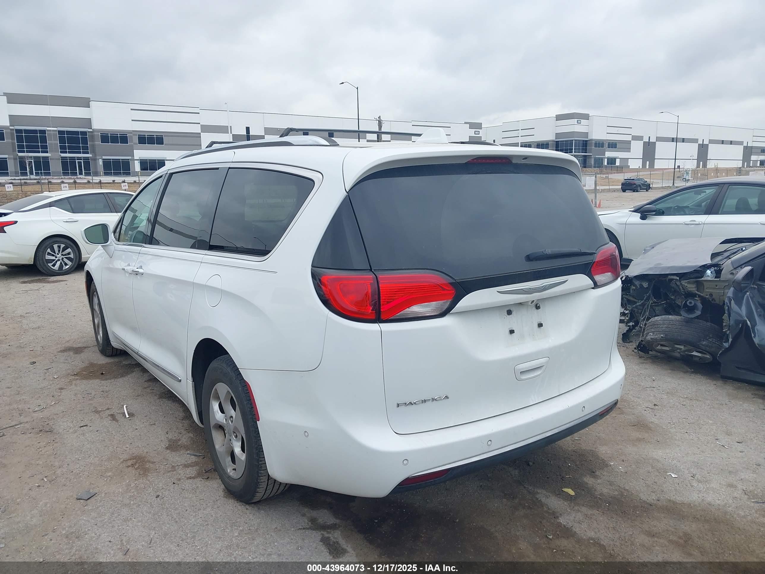 CHRYSLER PACIFICA image 3