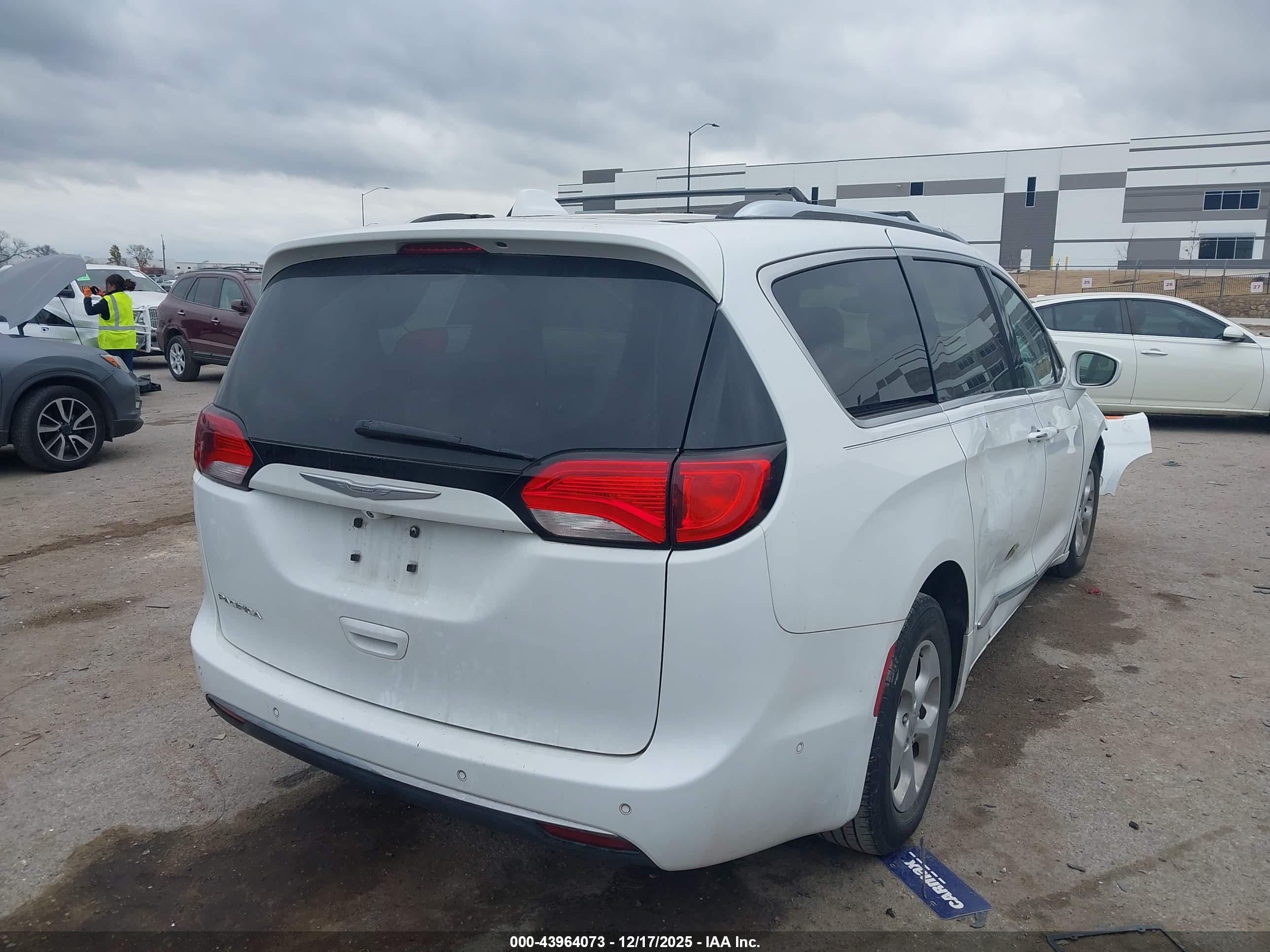 CHRYSLER PACIFICA image 4
