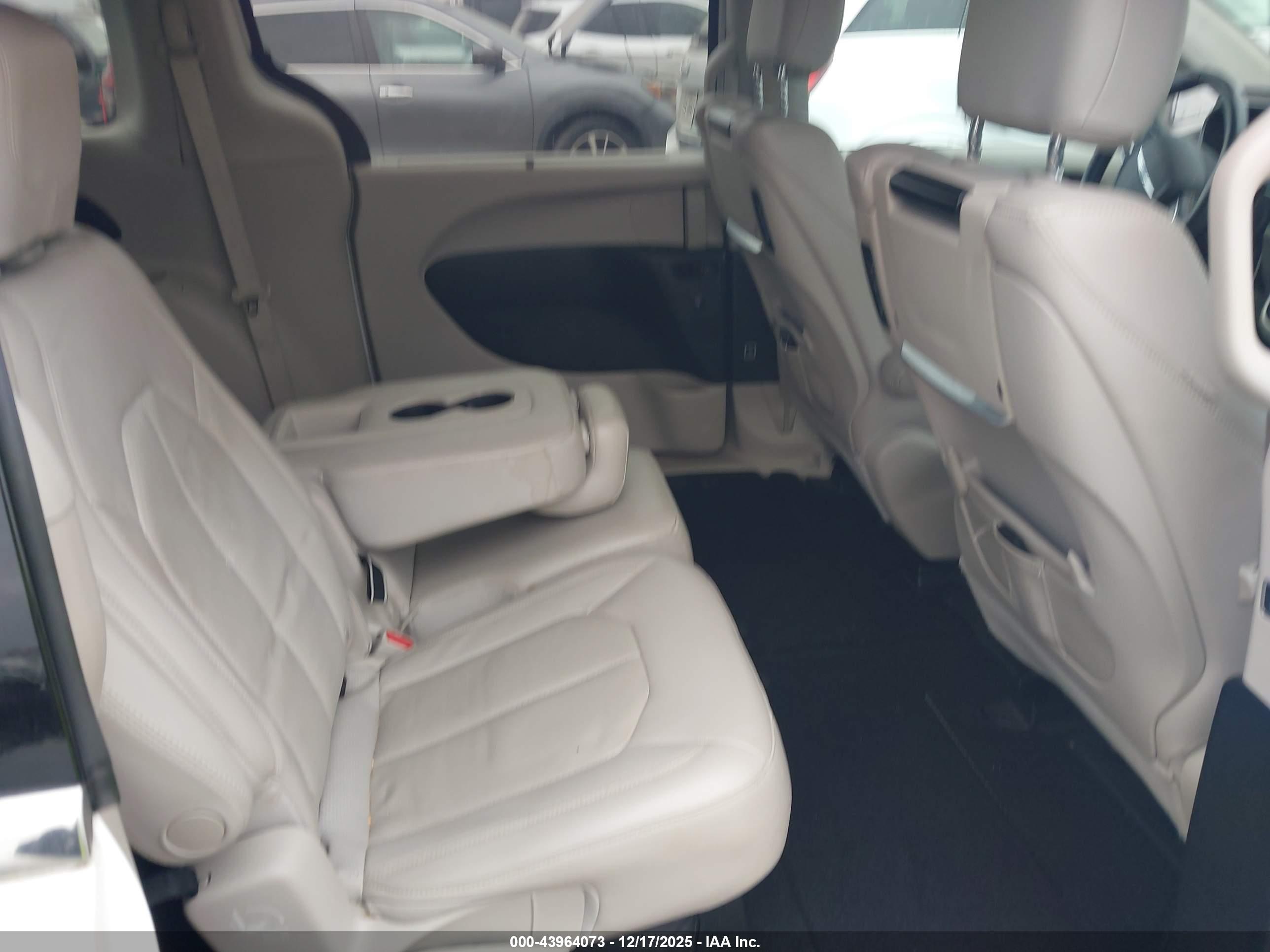 CHRYSLER PACIFICA image 8