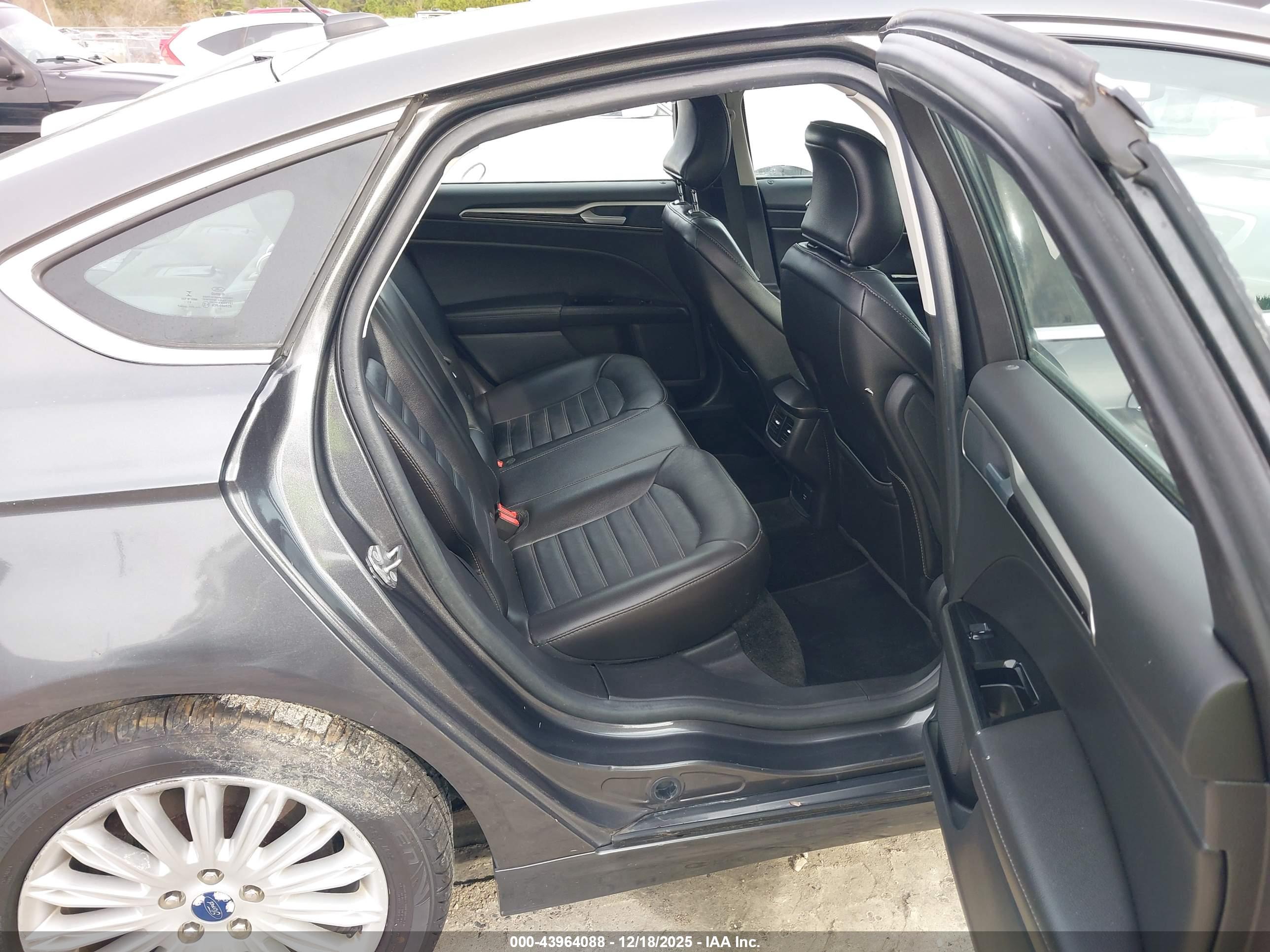 FORD FUSION image 8