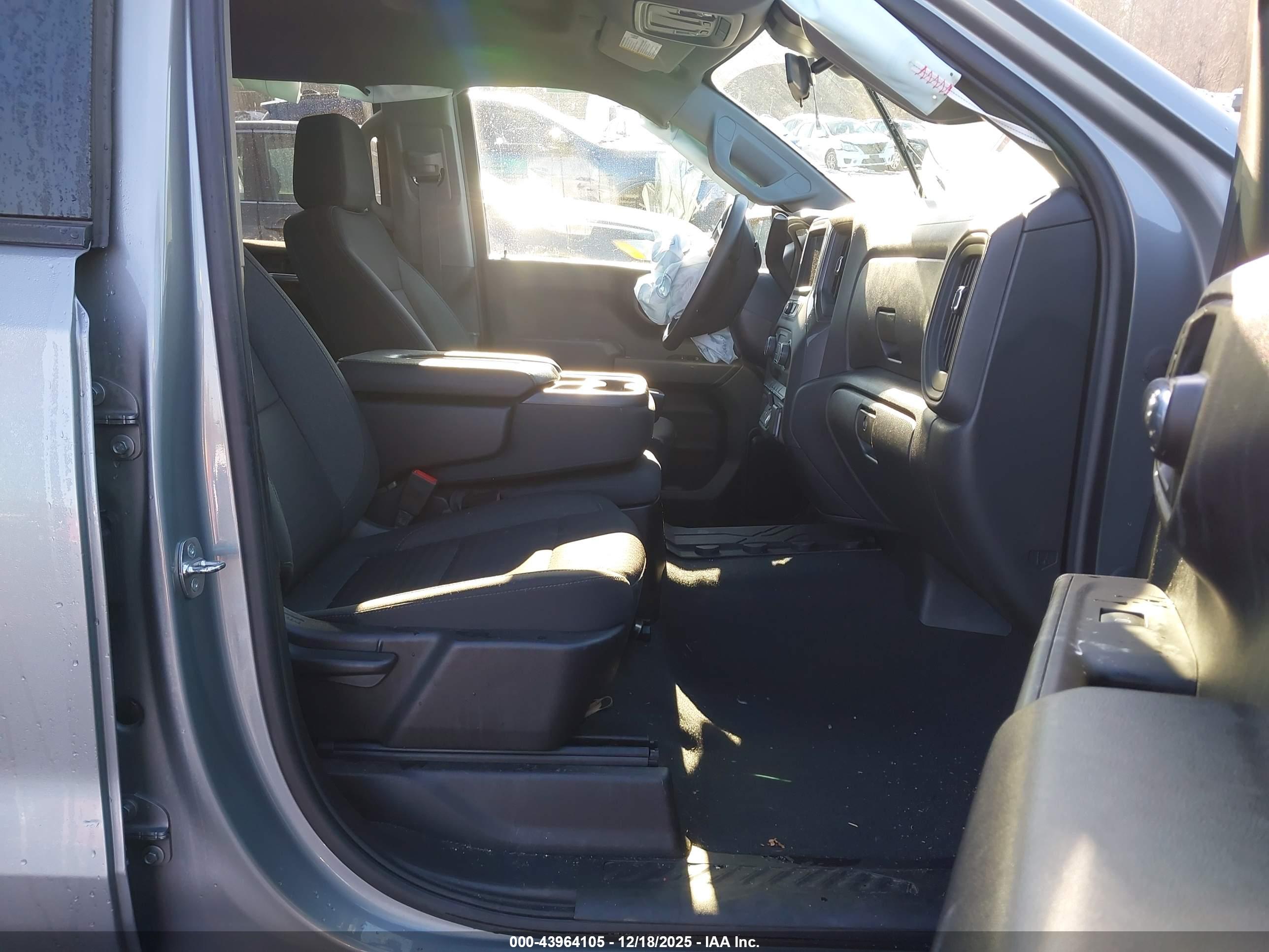 CHEVROLET SILVERADO image 5
