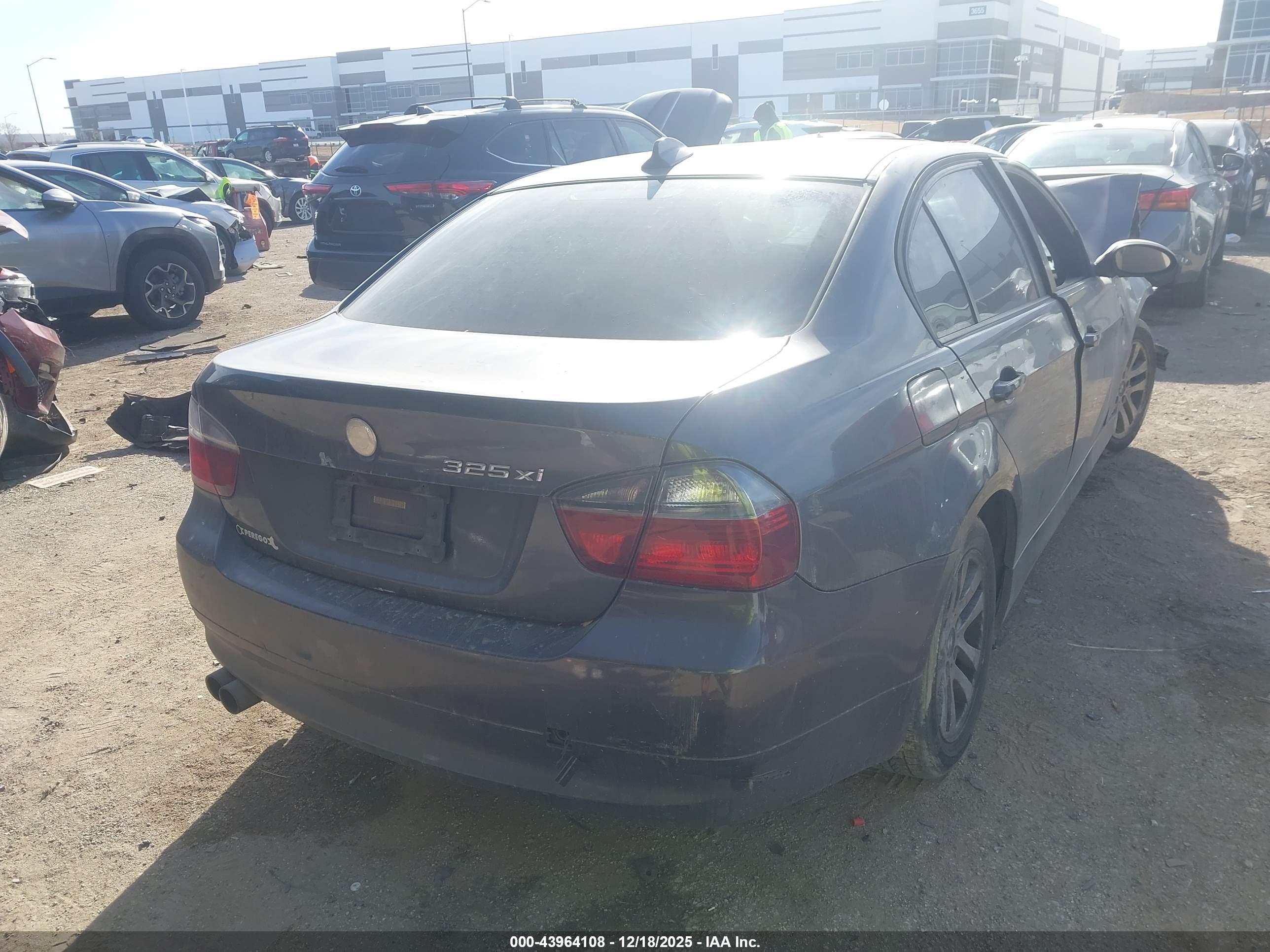 BMW 325XI image 4