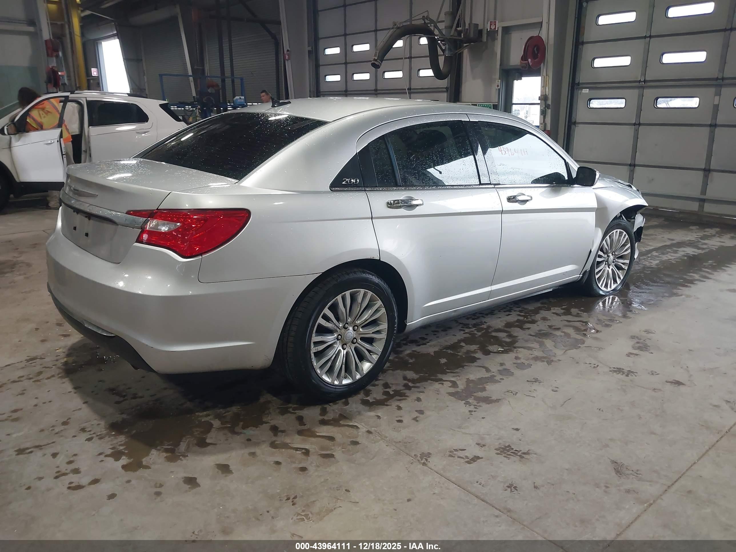 CHRYSLER 200 image 4