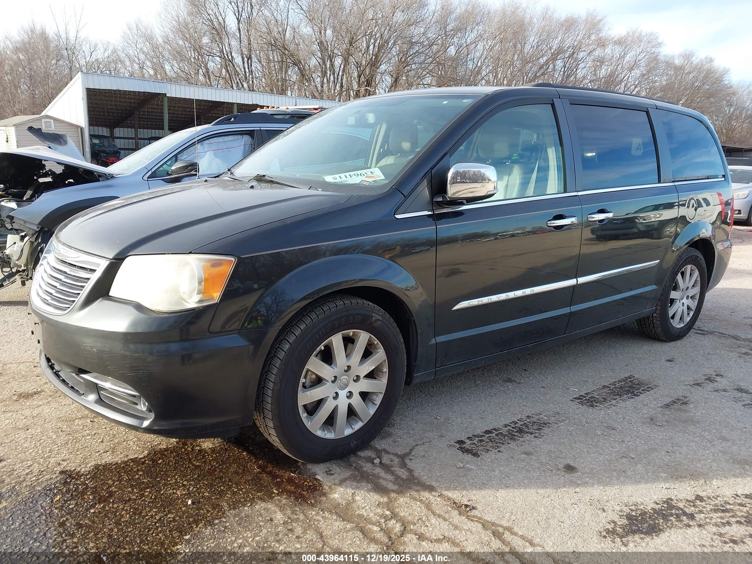 CHRYSLER TOWN image 2
