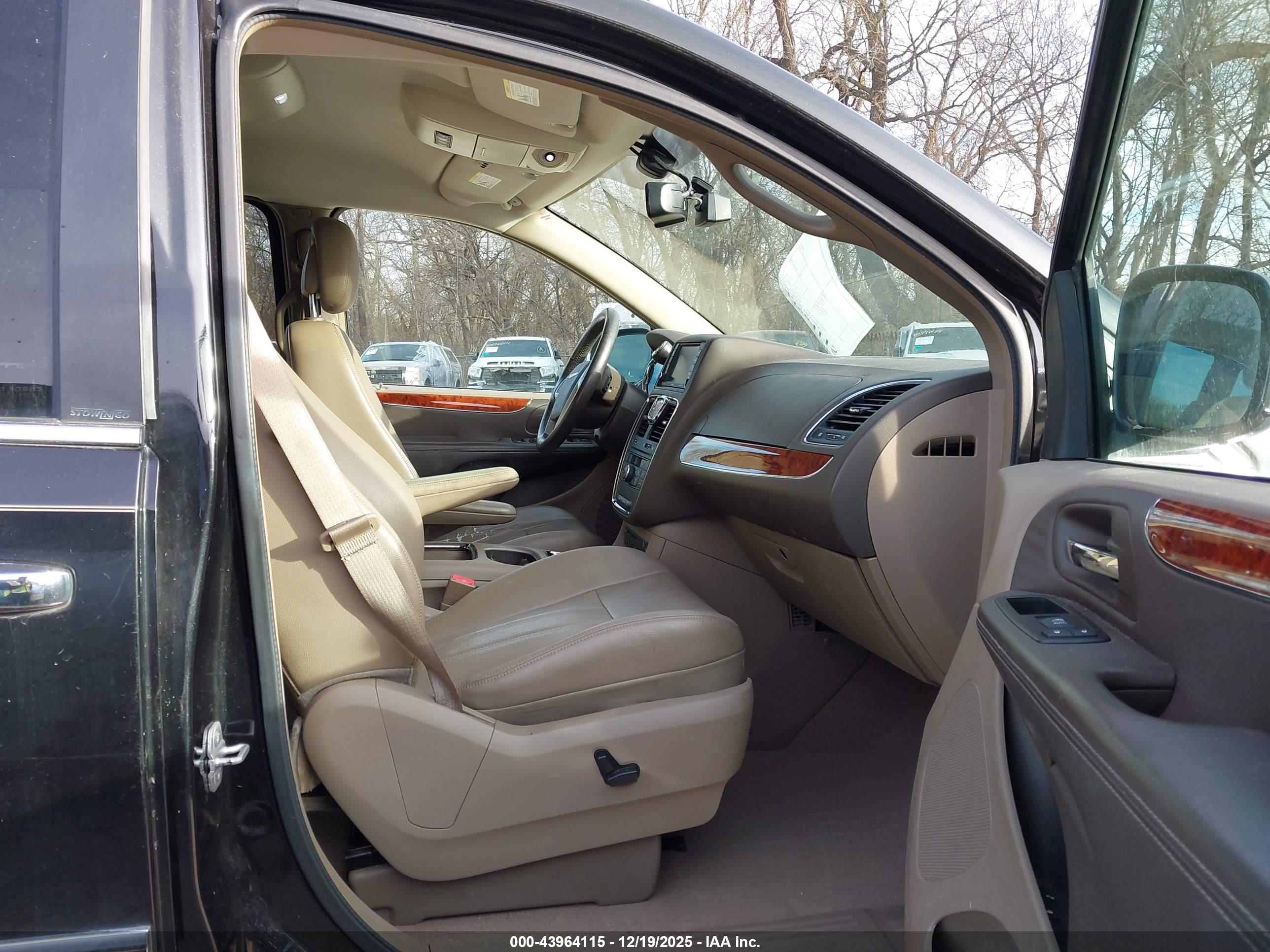 CHRYSLER TOWN image 5