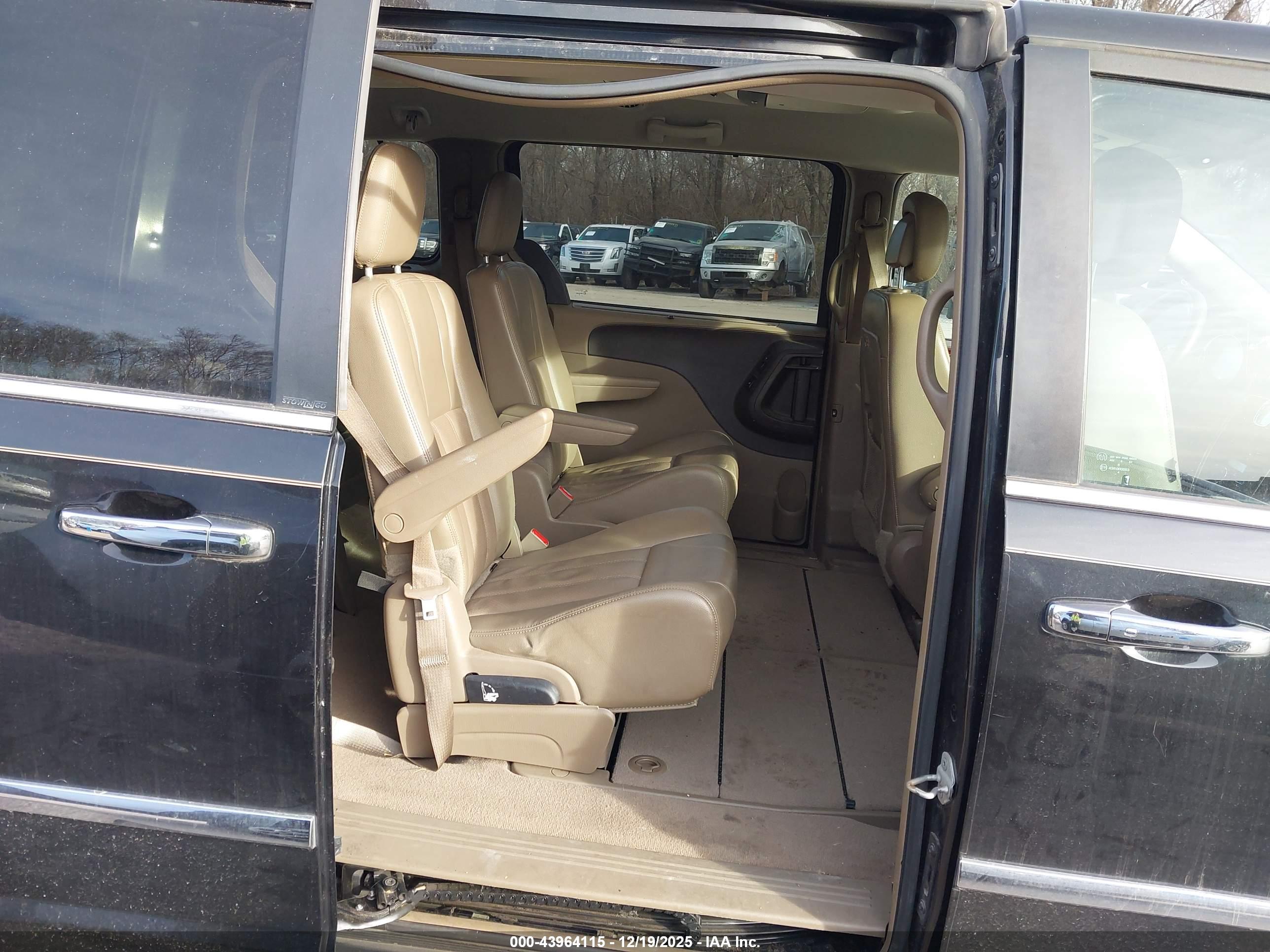 CHRYSLER TOWN image 8